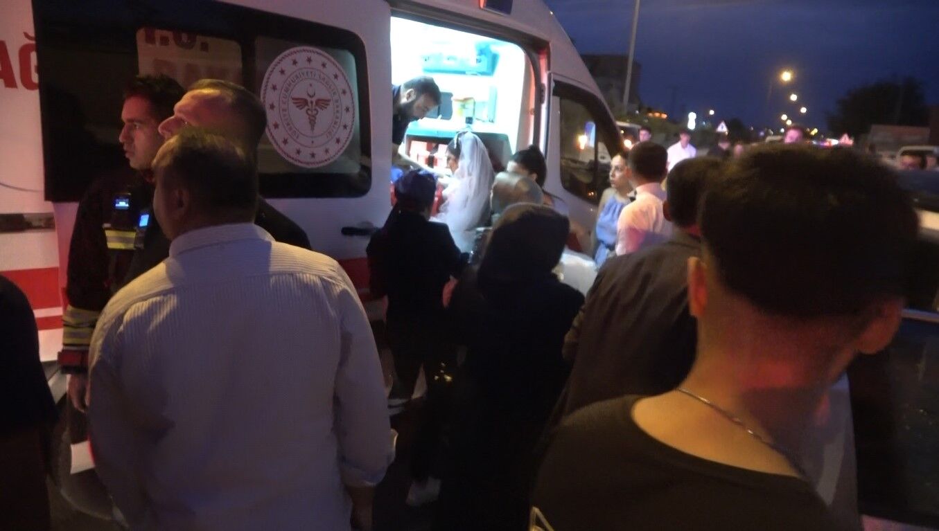 Düğün Konvoyunda Kaza Gelin Hastaneye Kaldırıldı (3)