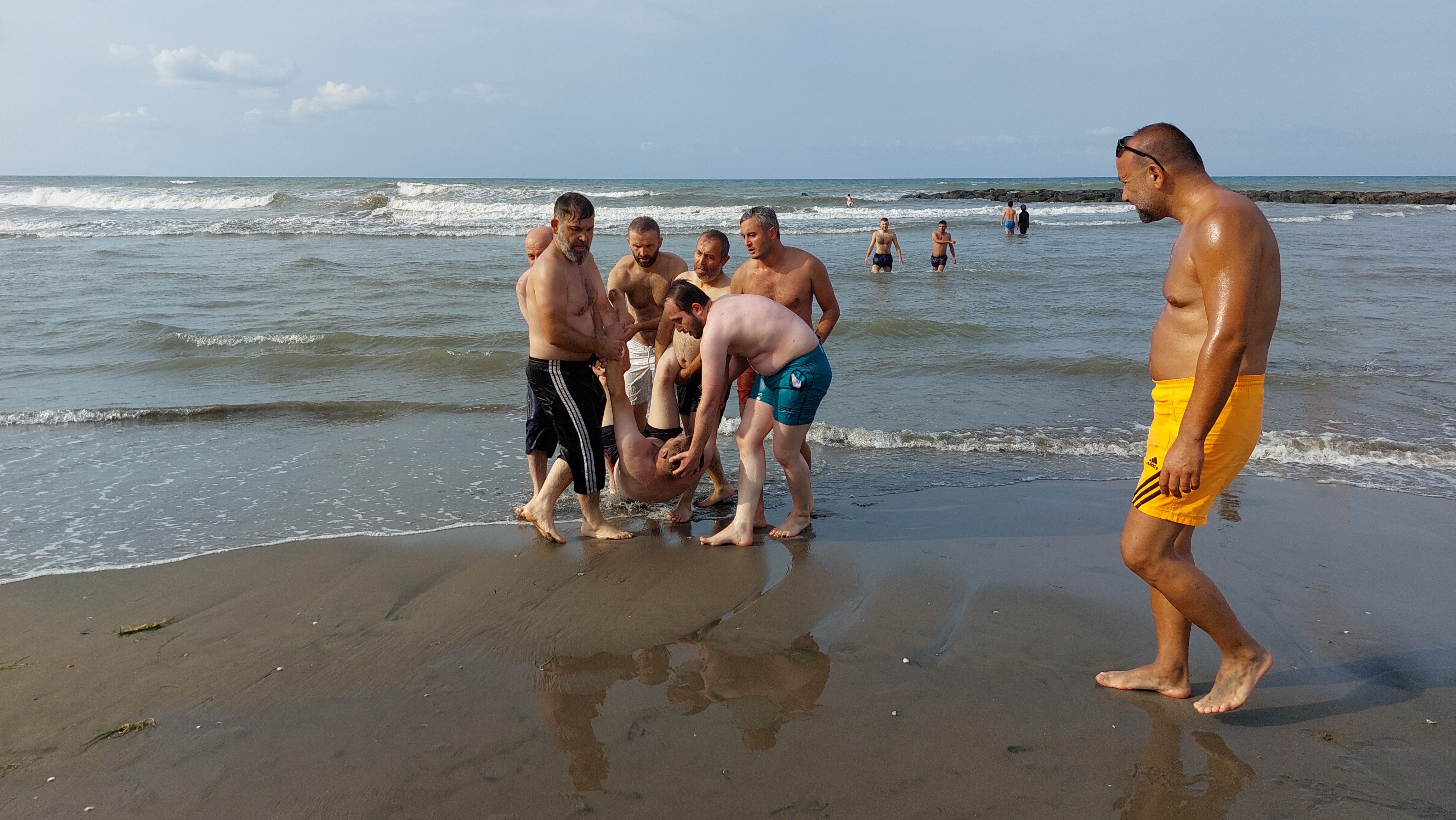 Karadeniz'de Can Pazarı 2 Arkadaş Baygın Halde Denizden Çıkartıldı (4)
