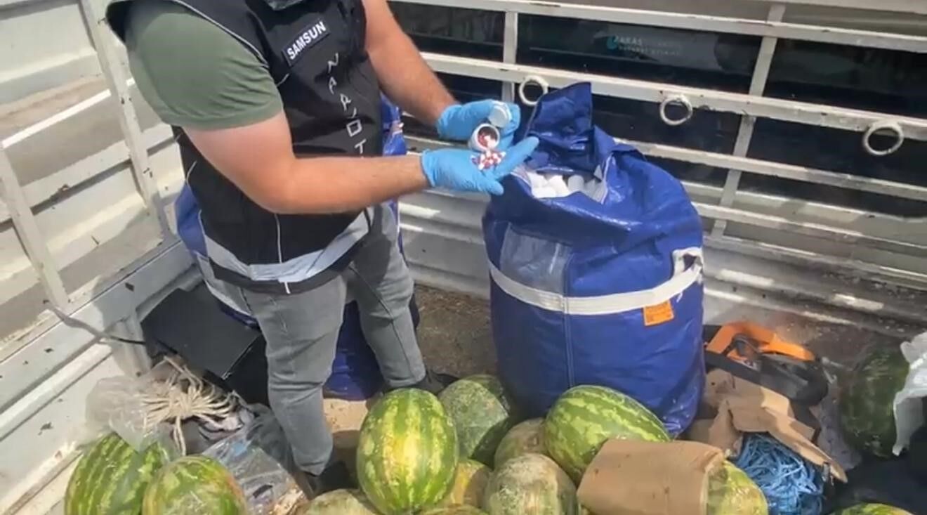 Karpuz Yüklü Kamyonette 110 Bin Uyuşturucu Hap Ele Geçirildi (1)
