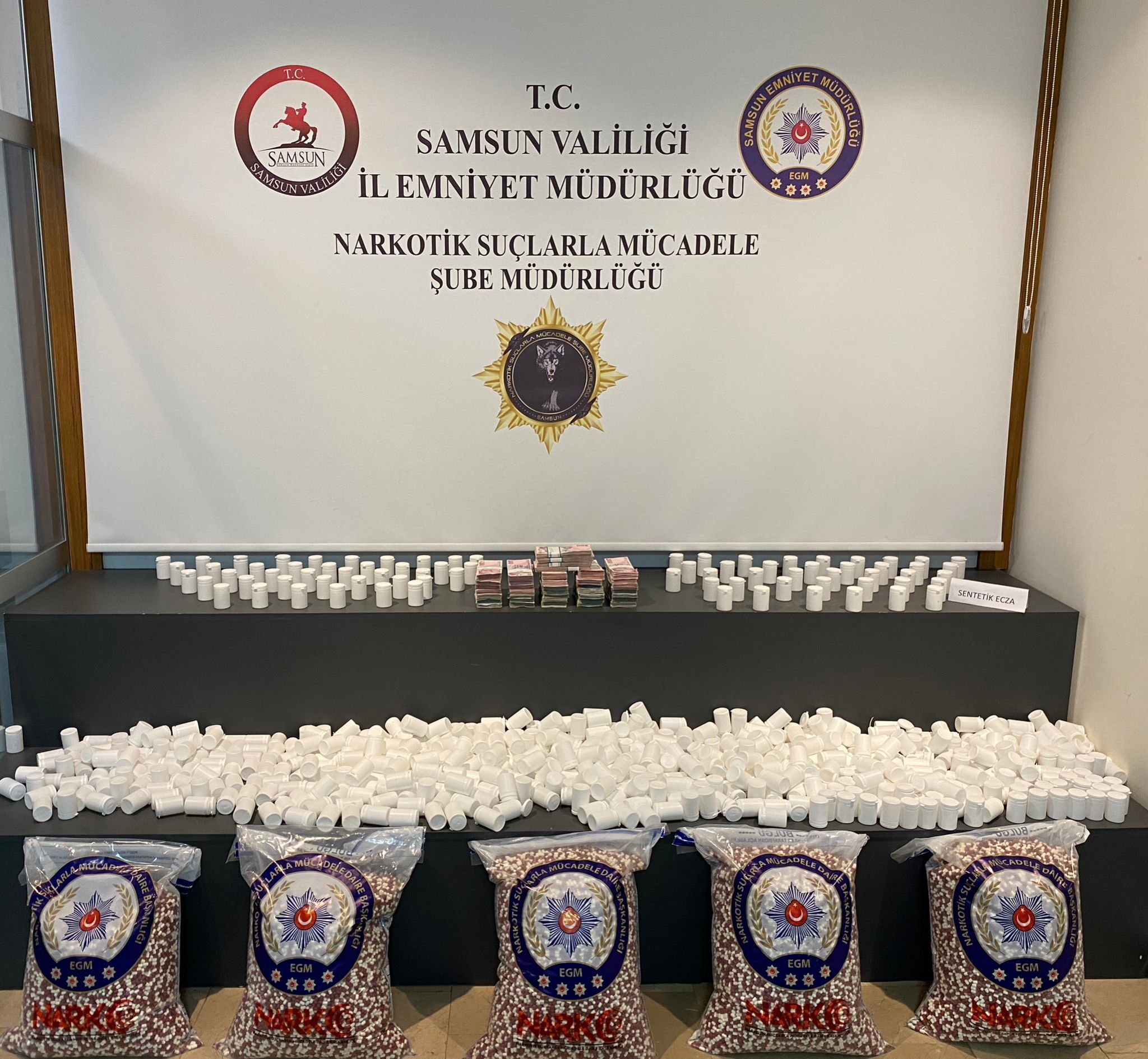 Karpuz Yüklü Kamyonette 110 Bin Uyuşturucu Hap Ele Geçirildi (2)