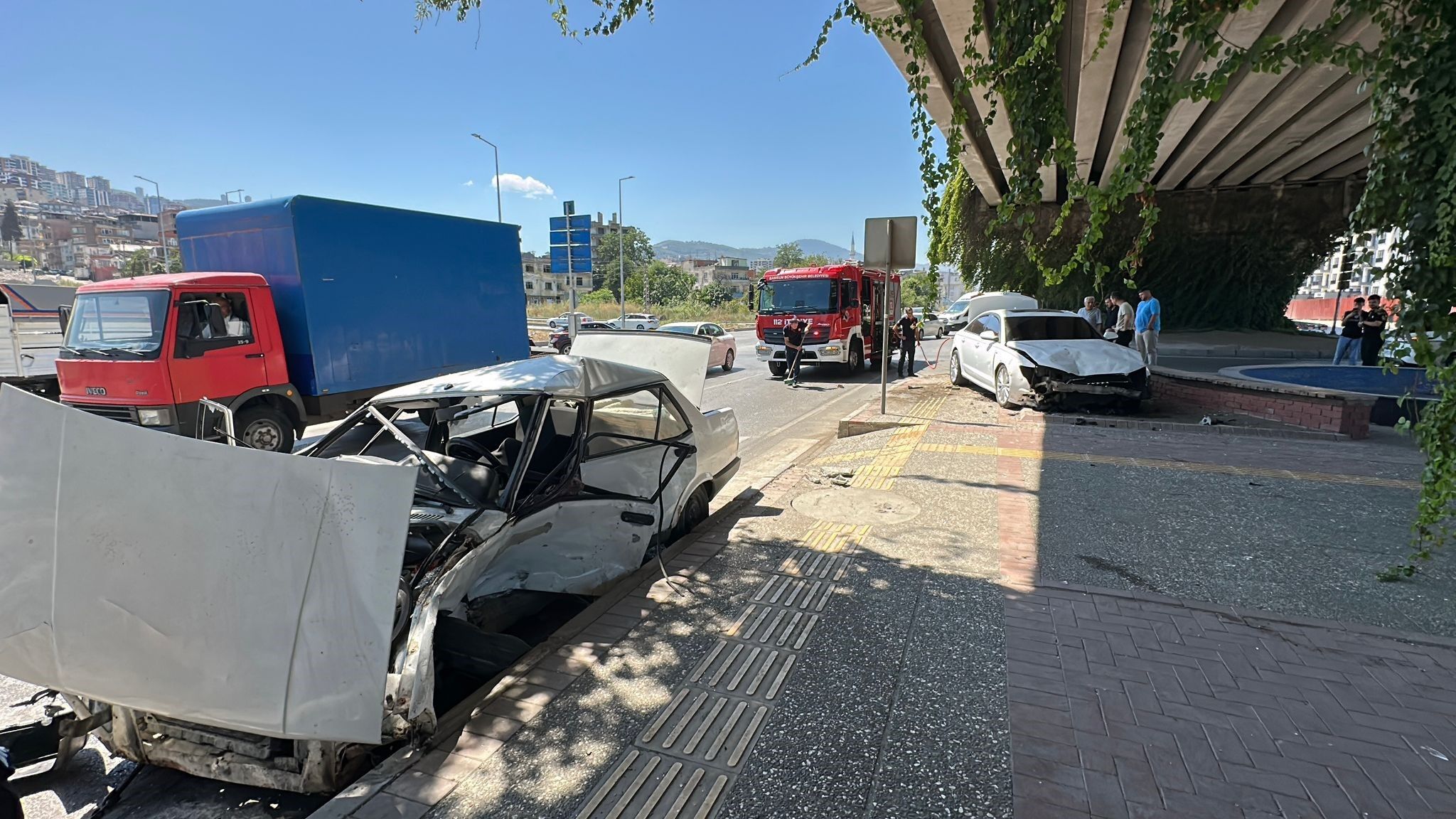 Kazaya Karışan Tofaş Otomobil Hurdaya Döndü 1’I Ağır 2 Yaralı (2)