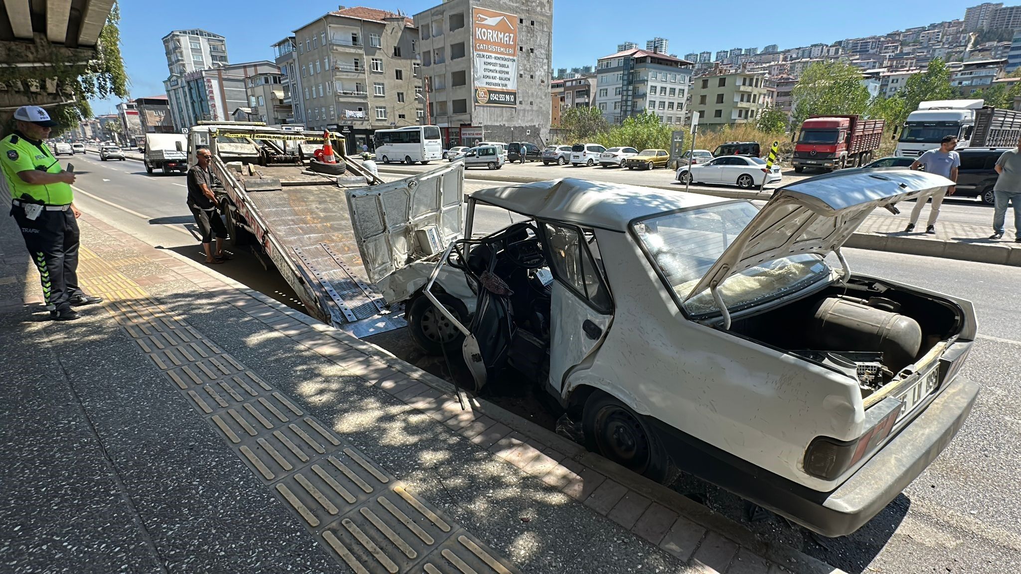 Kazaya Karışan Tofaş Otomobil Hurdaya Döndü 1’I Ağır 2 Yaralı (4)