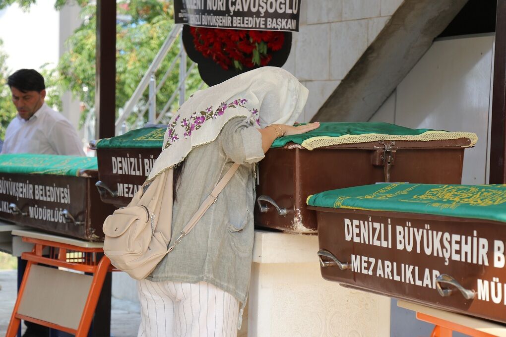 Polis Eşi Tarafından Uykuda Öldürülen Anne Ve 2 Çocuğu Son Yolculuğuna Uğurlandı (1)
