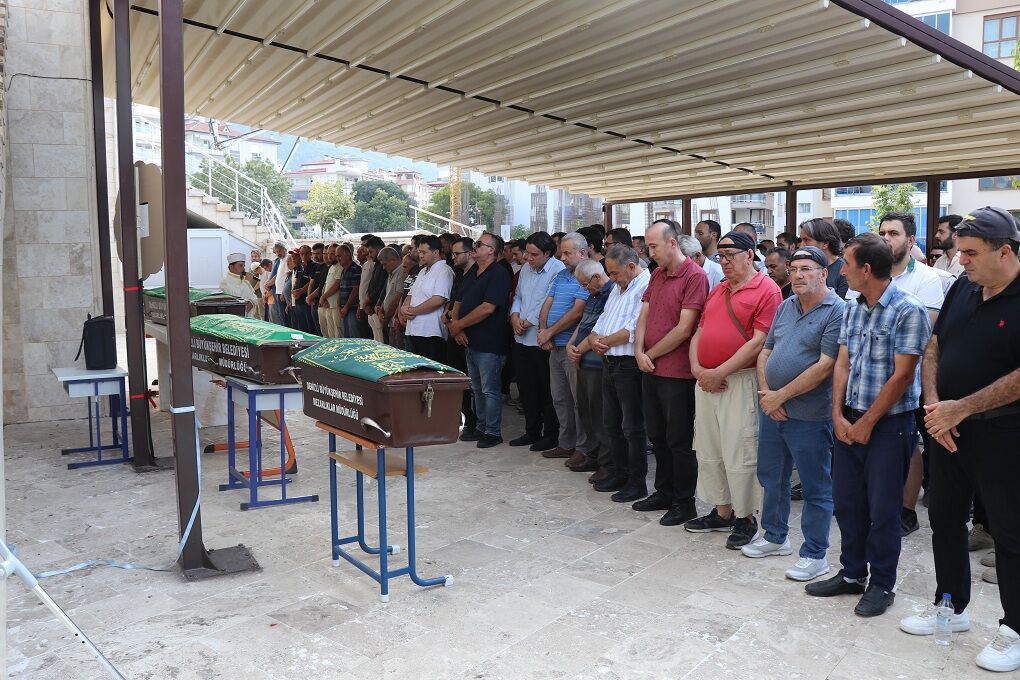 Polis Eşi Tarafından Uykuda Öldürülen Anne Ve 2 Çocuğu Son Yolculuğuna Uğurlandı (2)