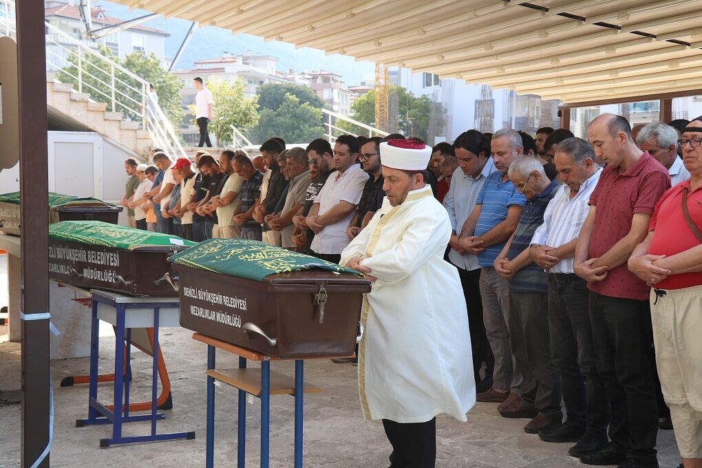 Polis Eşi Tarafından Uykuda Öldürülen Anne Ve 2 Çocuğu Son Yolculuğuna Uğurlandı (3)