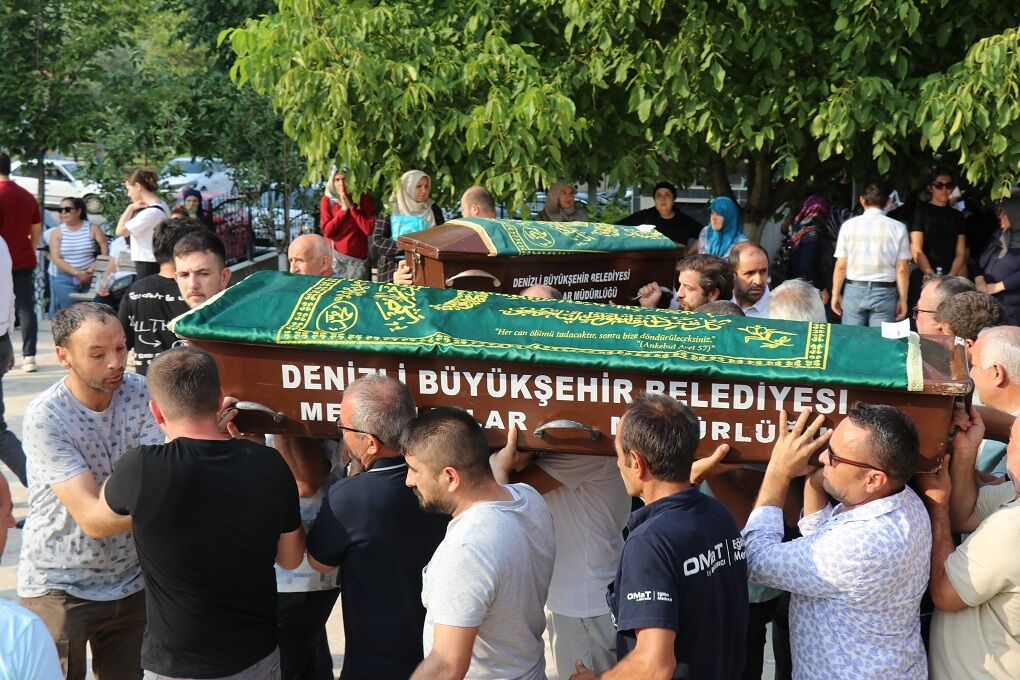 Polis Eşi Tarafından Uykuda Öldürülen Anne Ve 2 Çocuğu Son Yolculuğuna Uğurlandı (5)