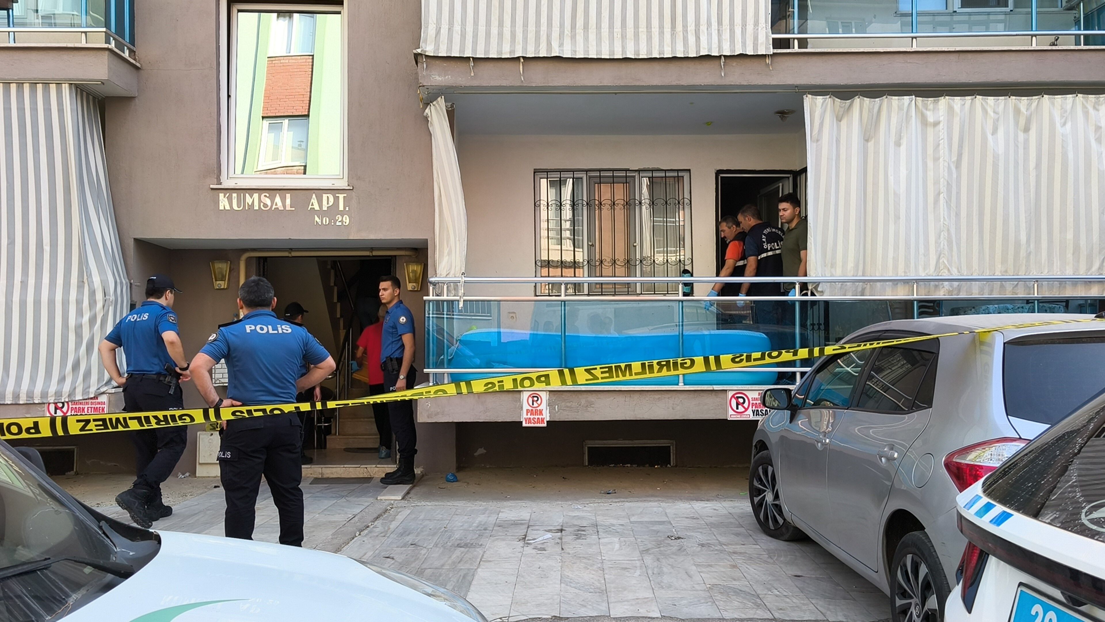 Polis, Uyuyan Eşini Ve 2 Çocuğunu Öldürdükten Sonra Intihar Etti (1)