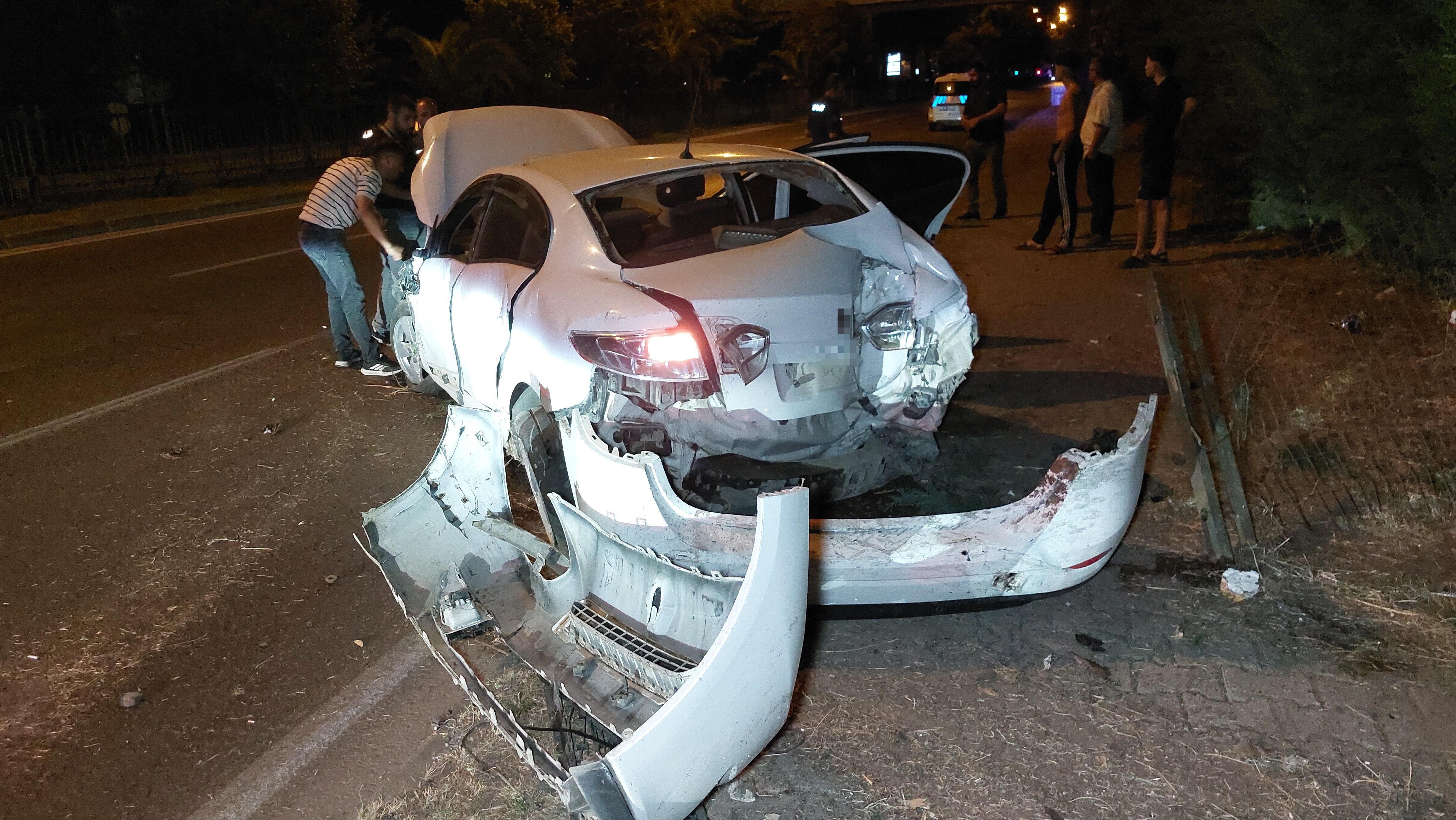 Samsun'da Ağaca Çarpan Otomobil Hurdaya Döndü 1 Yaralı (1)