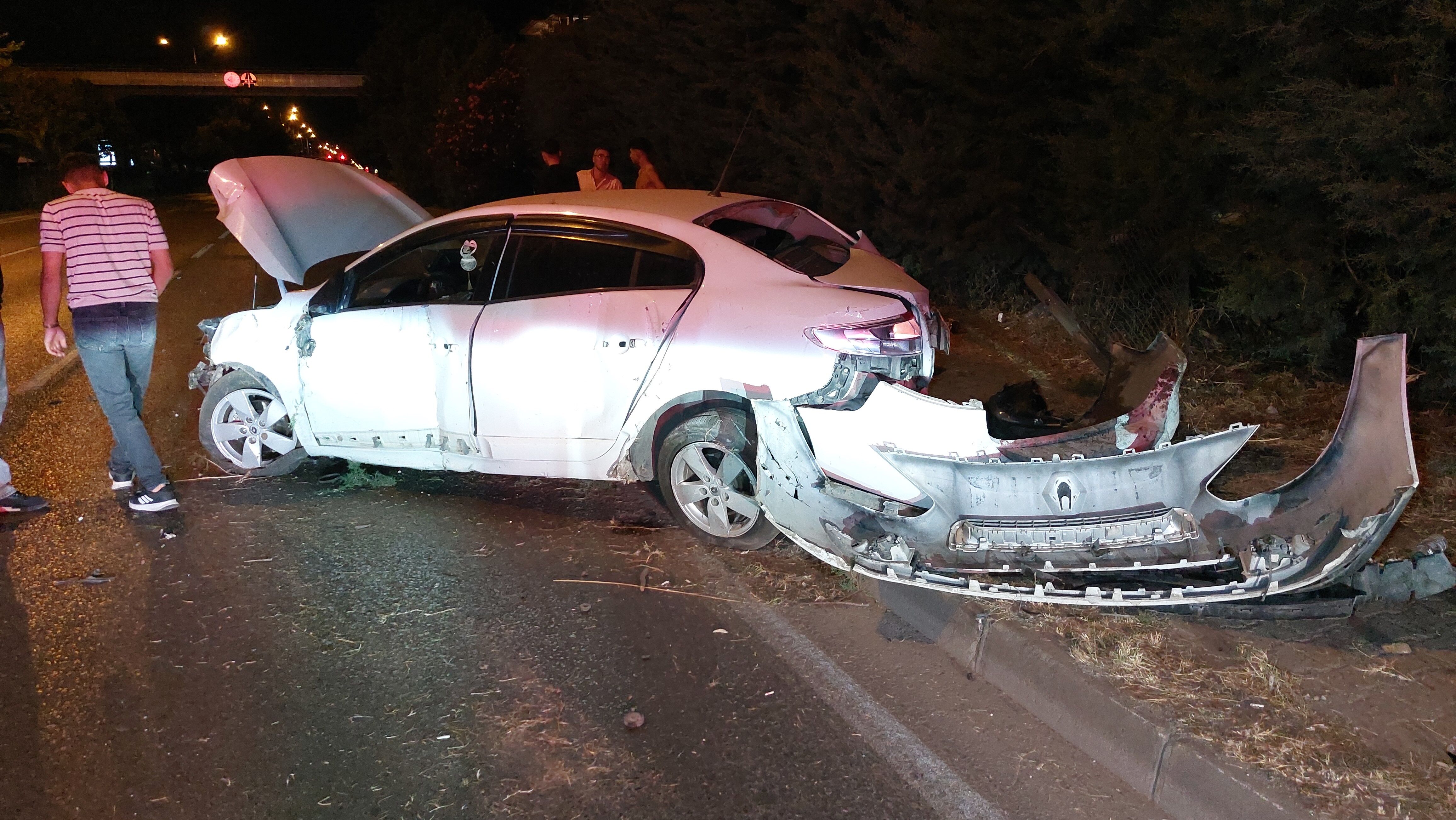 Samsun'da Ağaca Çarpan Otomobil Hurdaya Döndü 1 Yaralı (2)