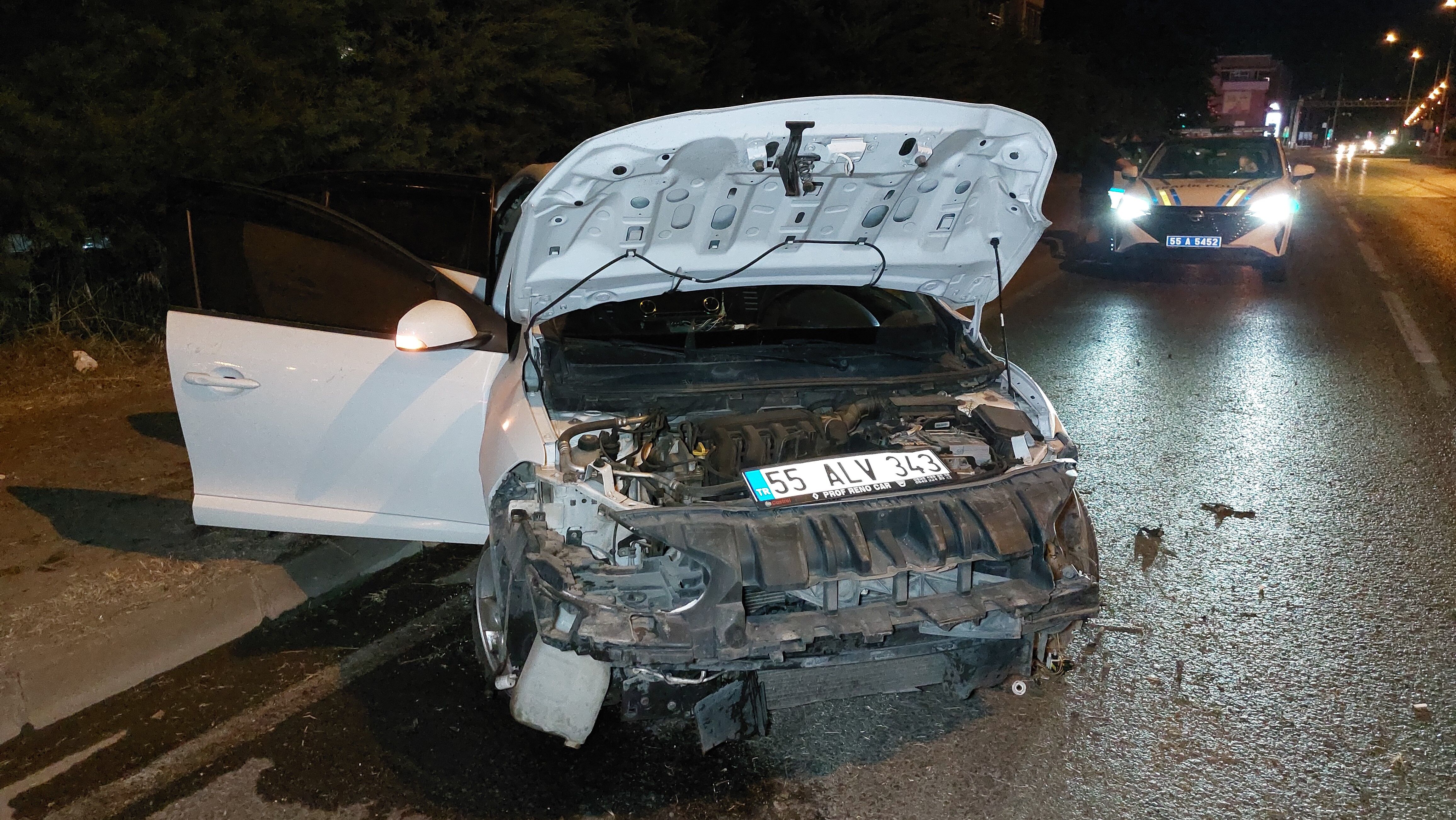 Samsun'da Ağaca Çarpan Otomobil Hurdaya Döndü 1 Yaralı (3)