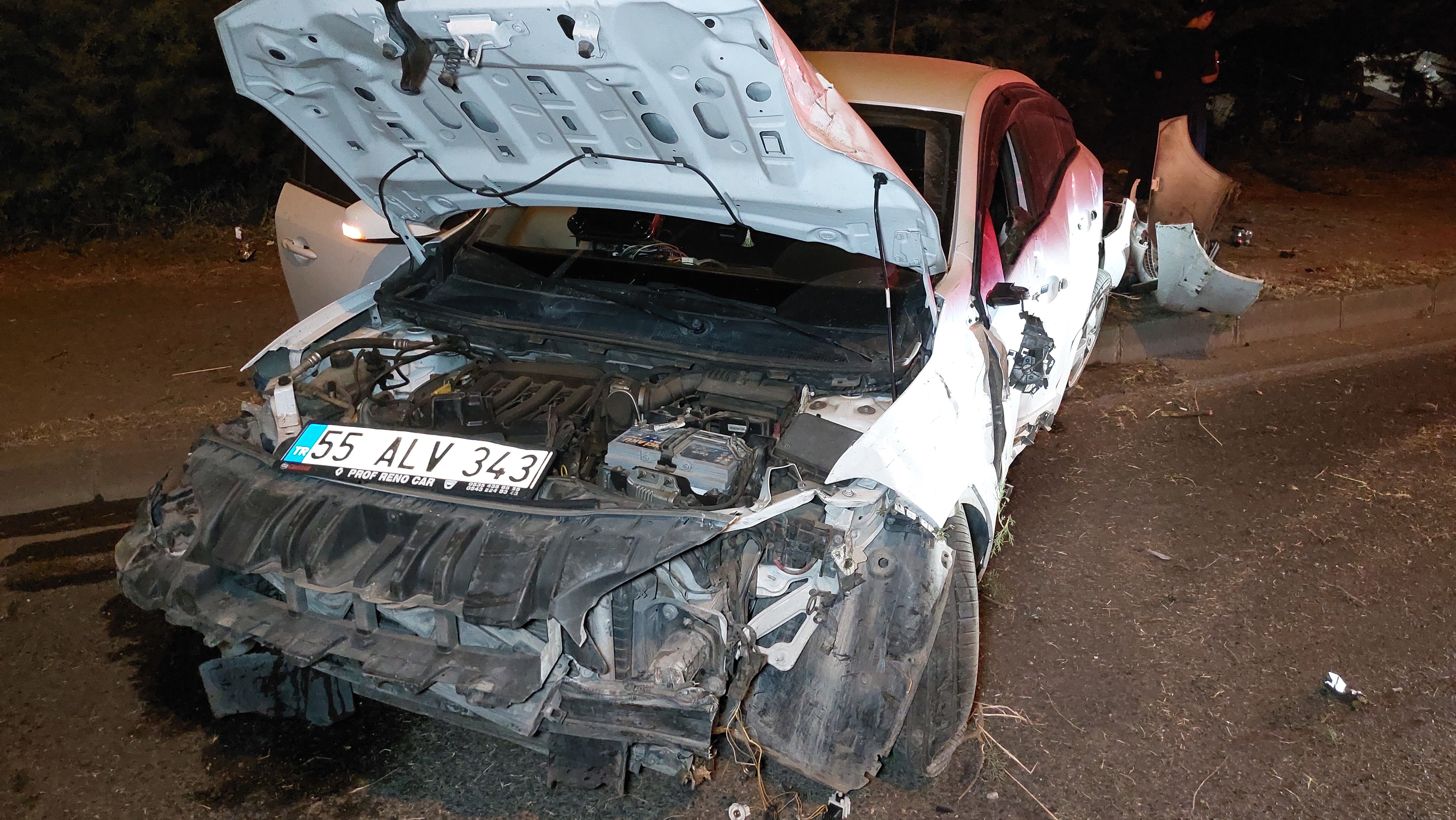 Samsun'da Ağaca Çarpan Otomobil Hurdaya Döndü 1 Yaralı (4)