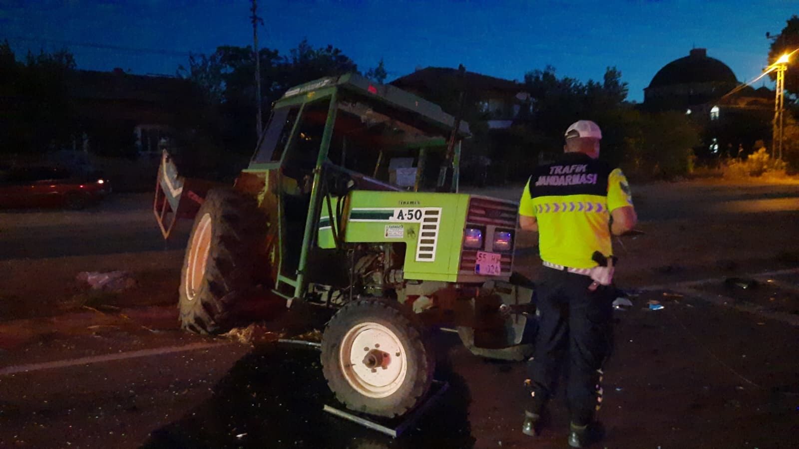 Samsun'da Otomobil Ile Traktör Çarpıştı 3 Yaralı (1)