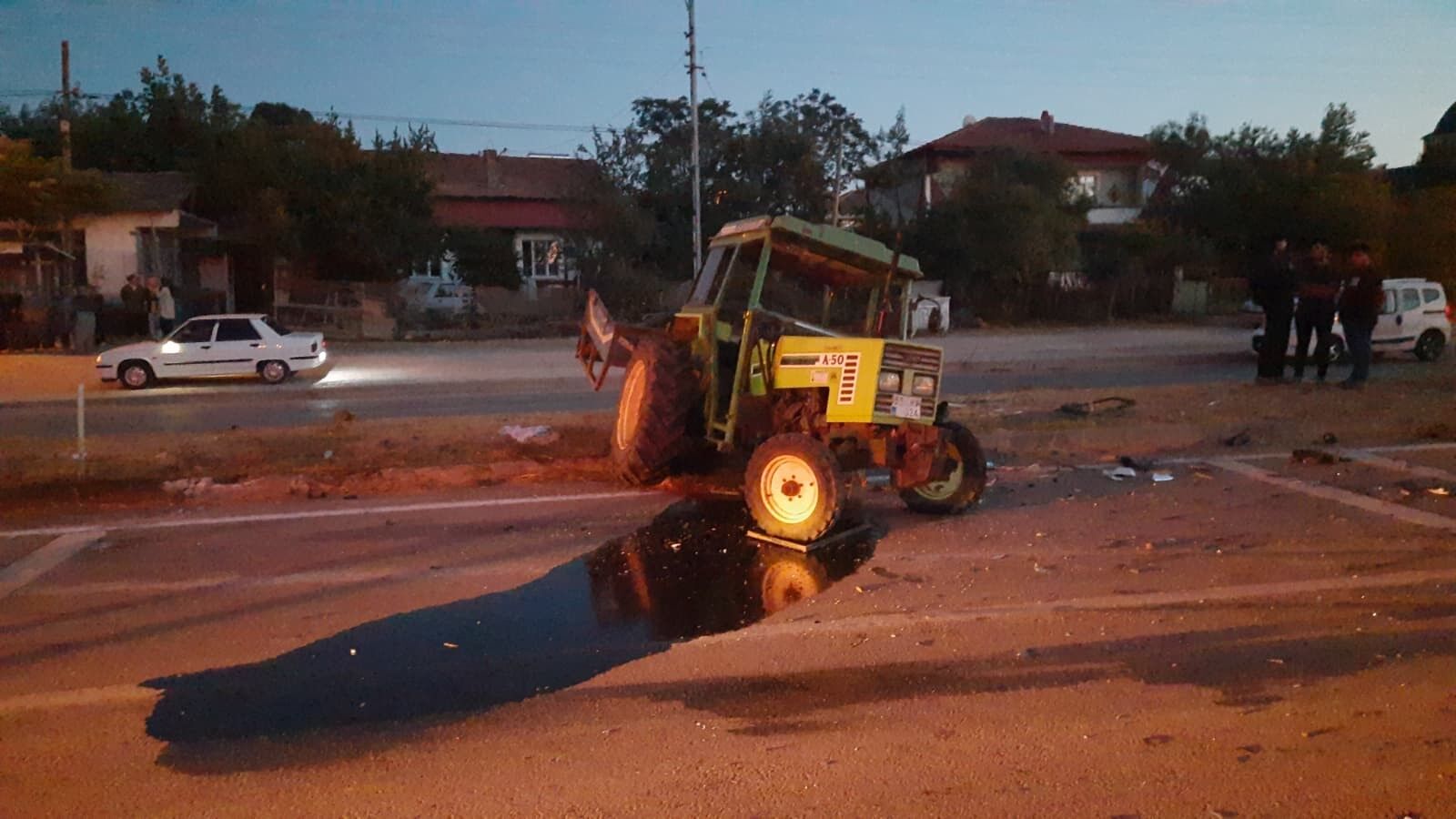 Samsun'da Otomobil Ile Traktör Çarpıştı 3 Yaralı (2)