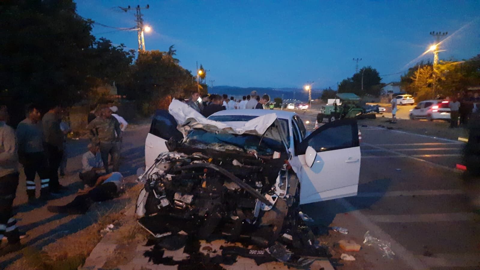 Samsun'da Otomobil Ile Traktör Çarpıştı 3 Yaralı (3)