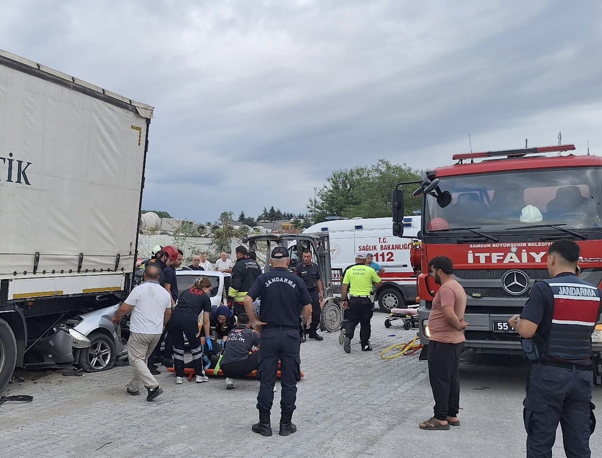 Samsun’da Otomobil Tırın Altına Girdi 2 Ölü, 2 Yaralı (1)