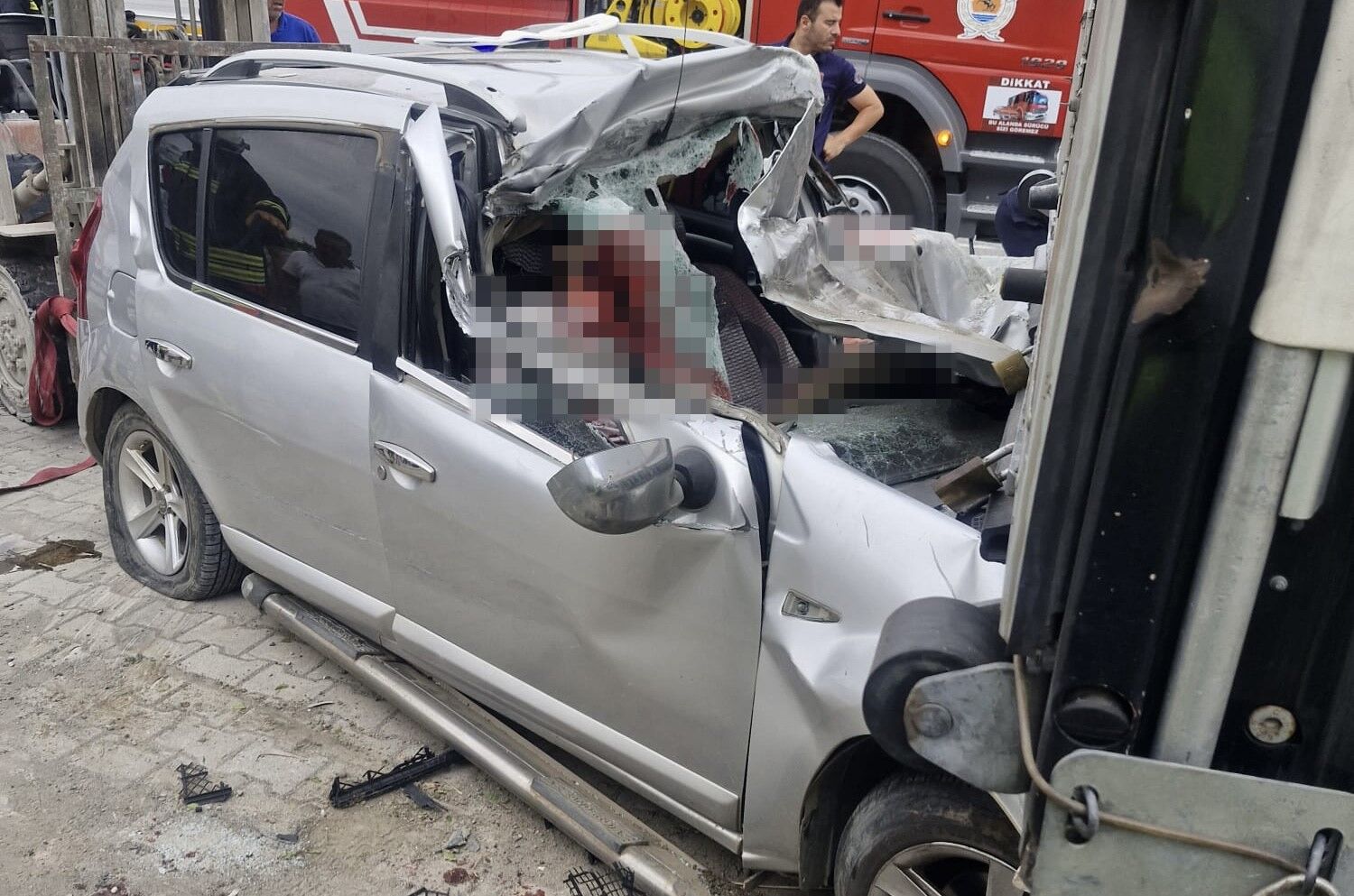 Samsun’da Otomobil Tırın Altına Girdi 2 Ölü, 2 Yaralı (2)