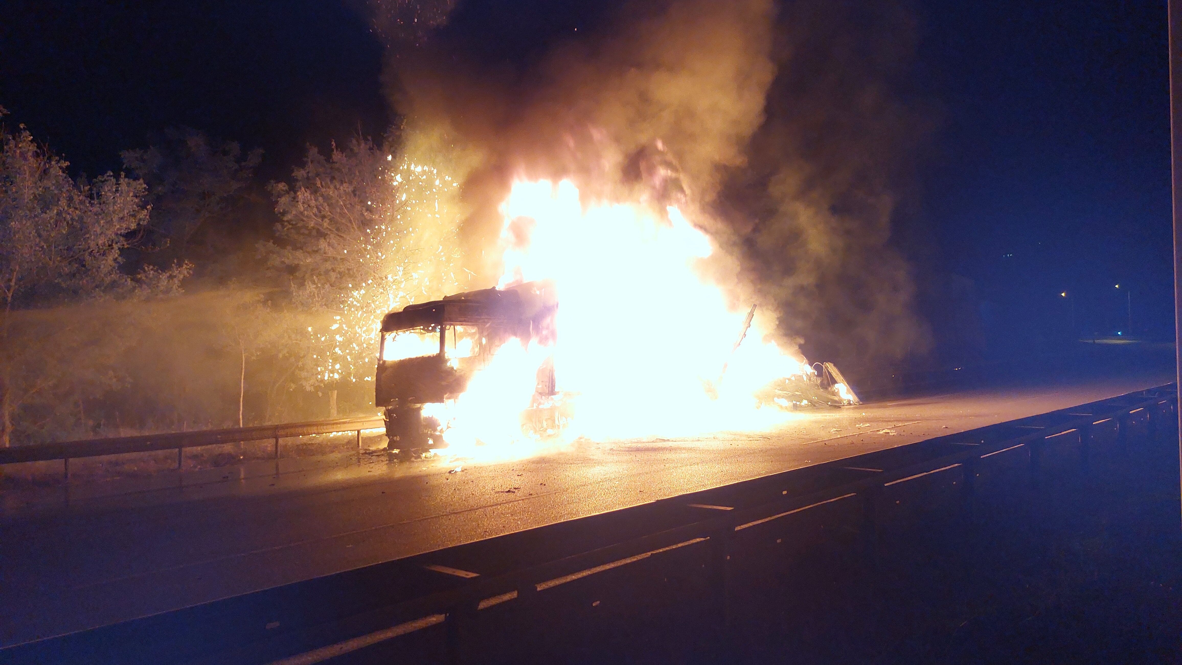 Samsun'da Tiner Yüklü Tır Alev Alev Yandı (1)