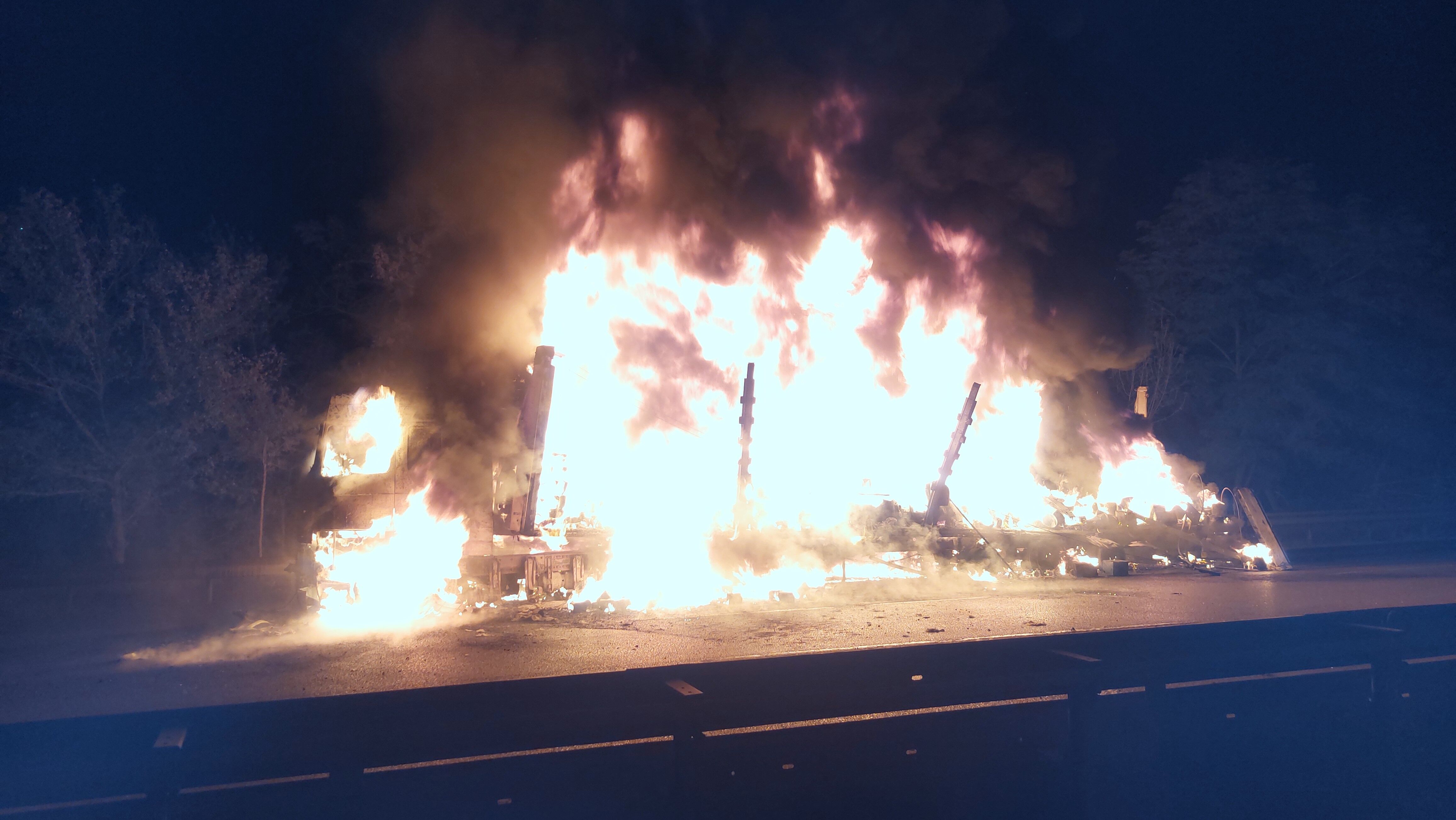 Samsun'da Tiner Yüklü Tır Alev Alev Yandı (2)