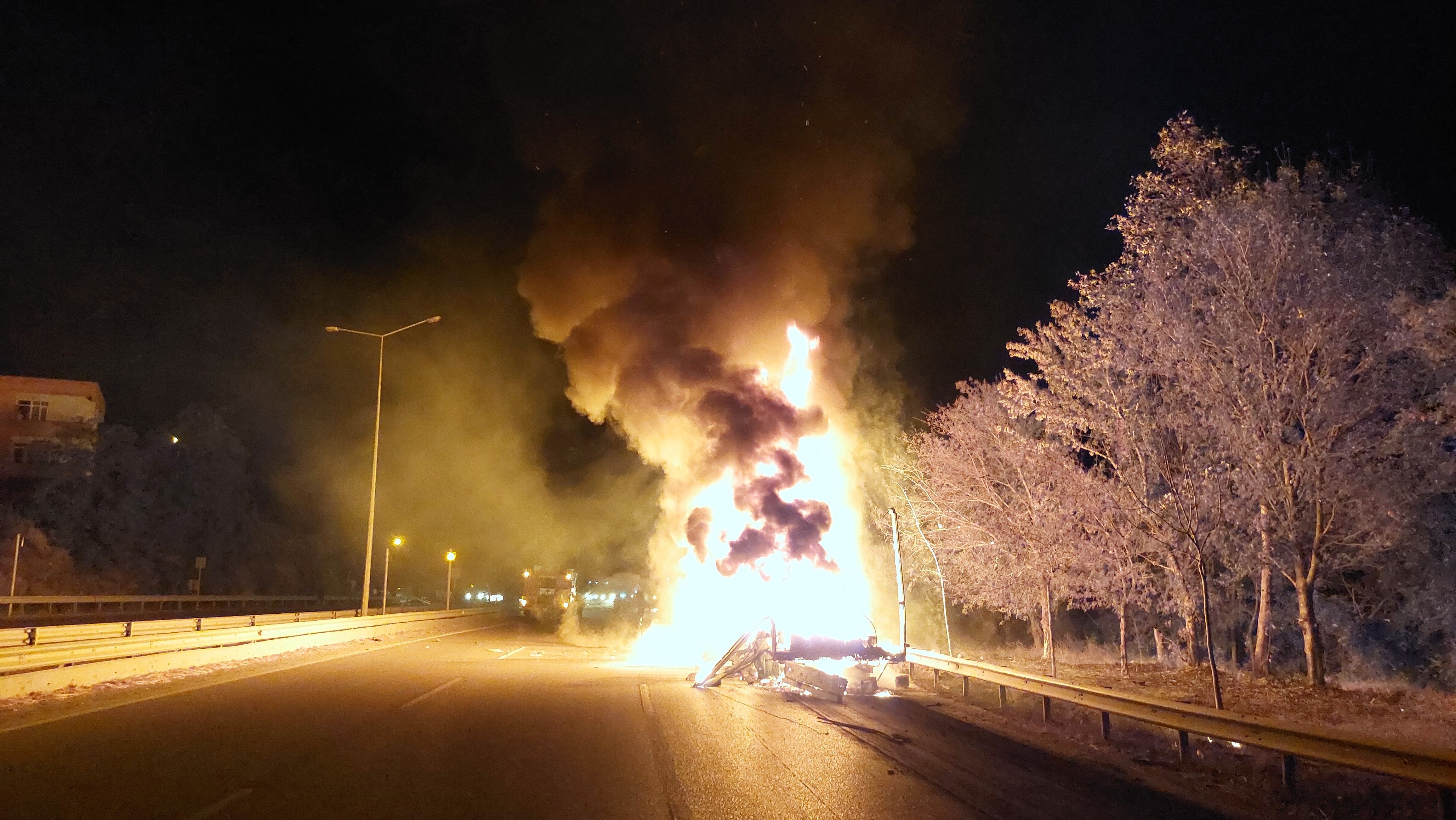 Samsun'da Tiner Yüklü Tır Alev Alev Yandı (4)