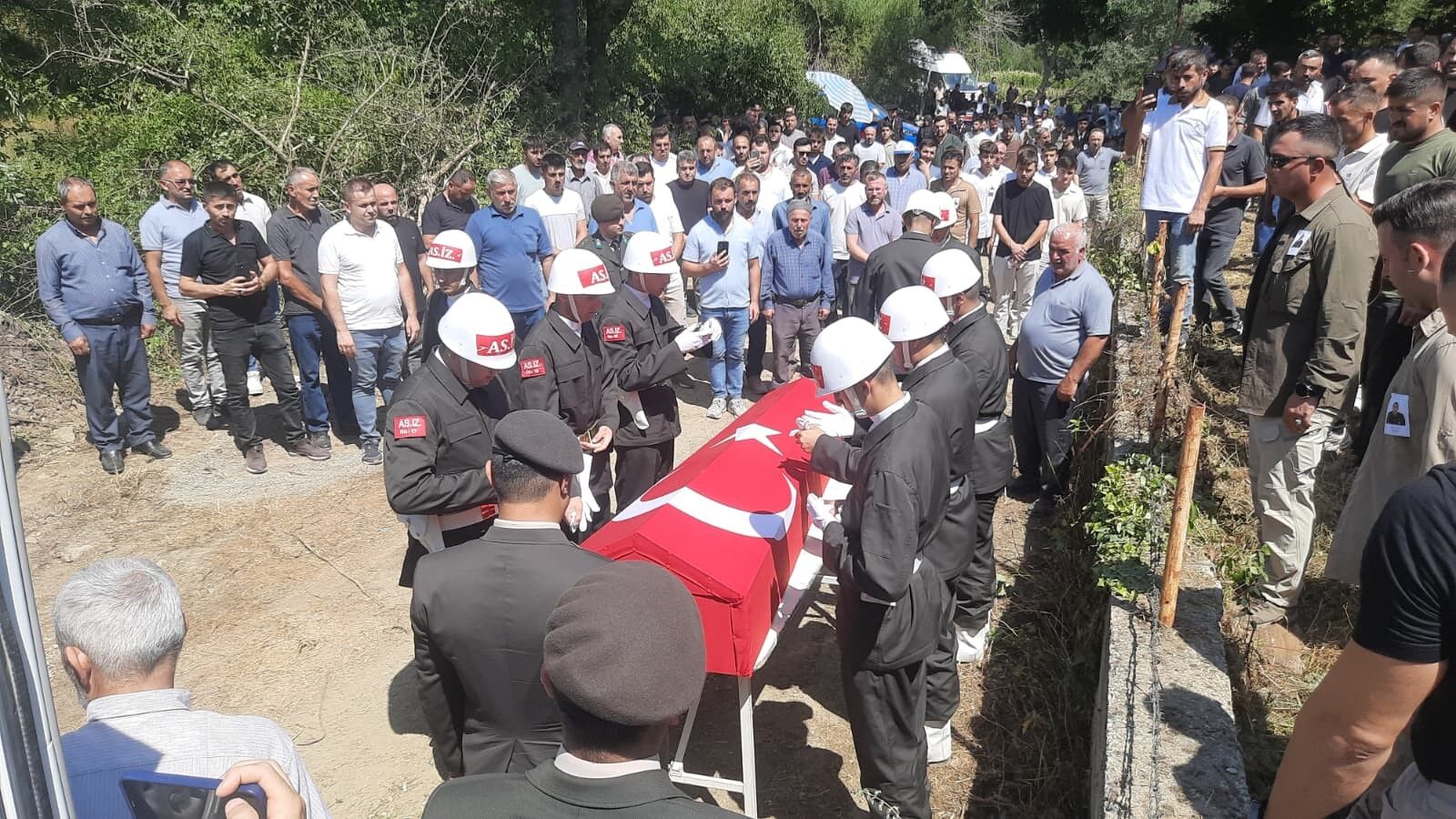 Trafik Kazasında Ölen Uzman Çavuş, Memleketinde Toprağa Verildi (3)