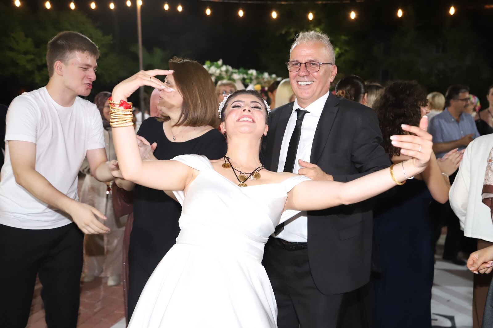 Uncu Ve Hacihafızoğlu Ailesinin Mutlu Günü; Batuhan Ve Hande Dünyaevine Girdi (8)