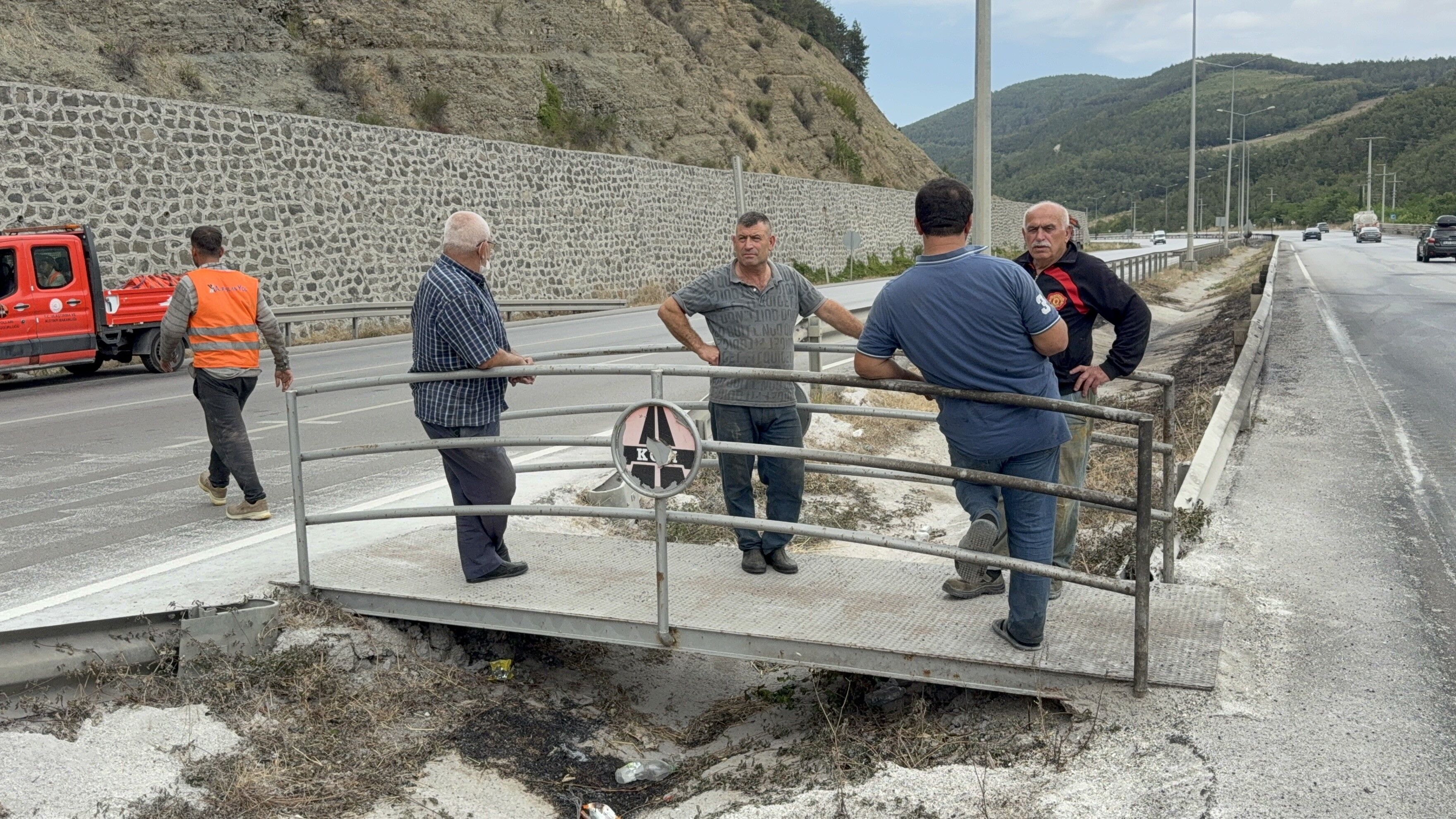 Yaya Geçidi Kaldırılmasın Diye 5 Saat Geçit Üzerinde Beklediler (1)