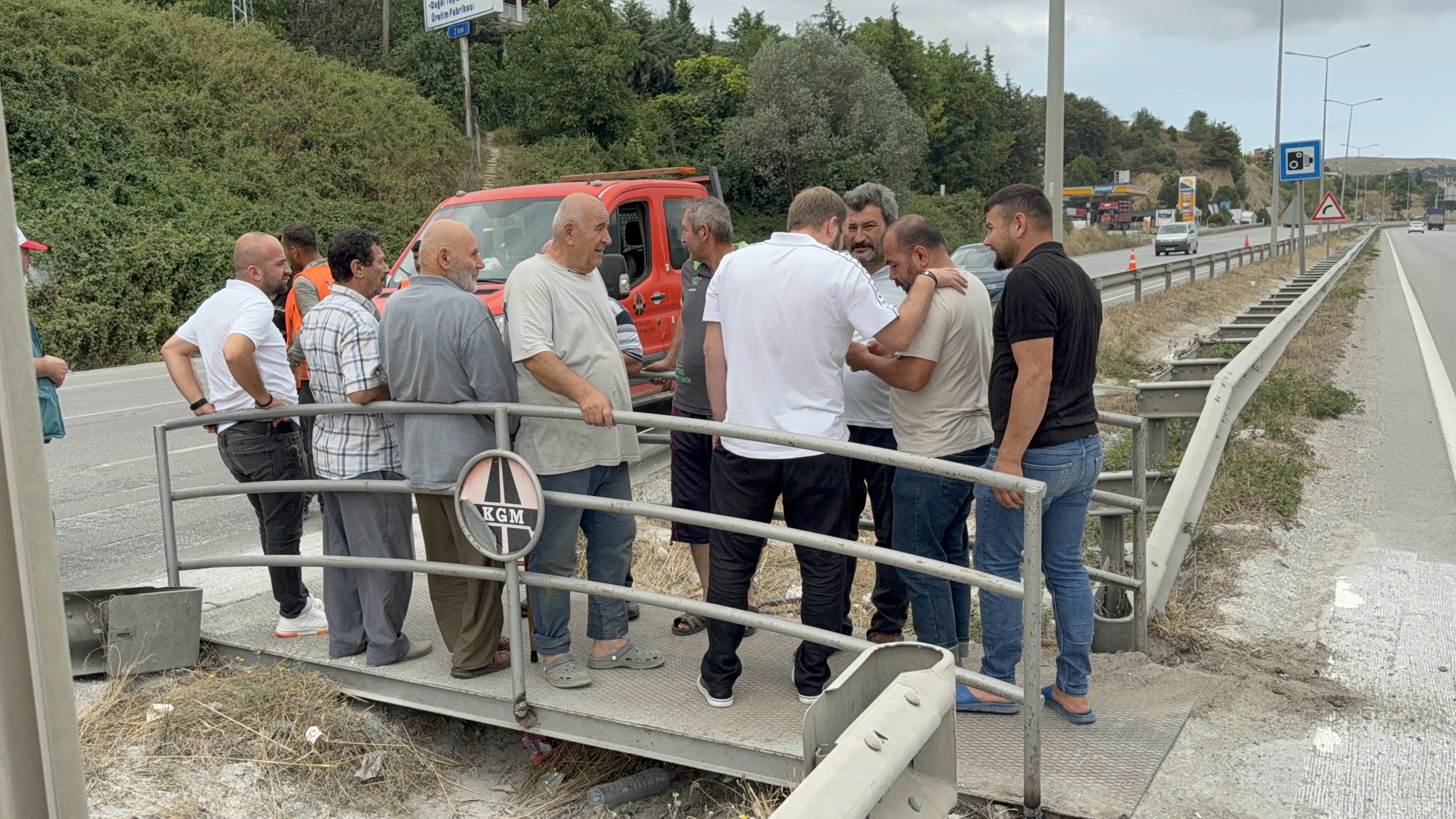 Yaya Geçidi Kaldırılmasın Diye 5 Saat Geçit Üzerinde Beklediler (2)