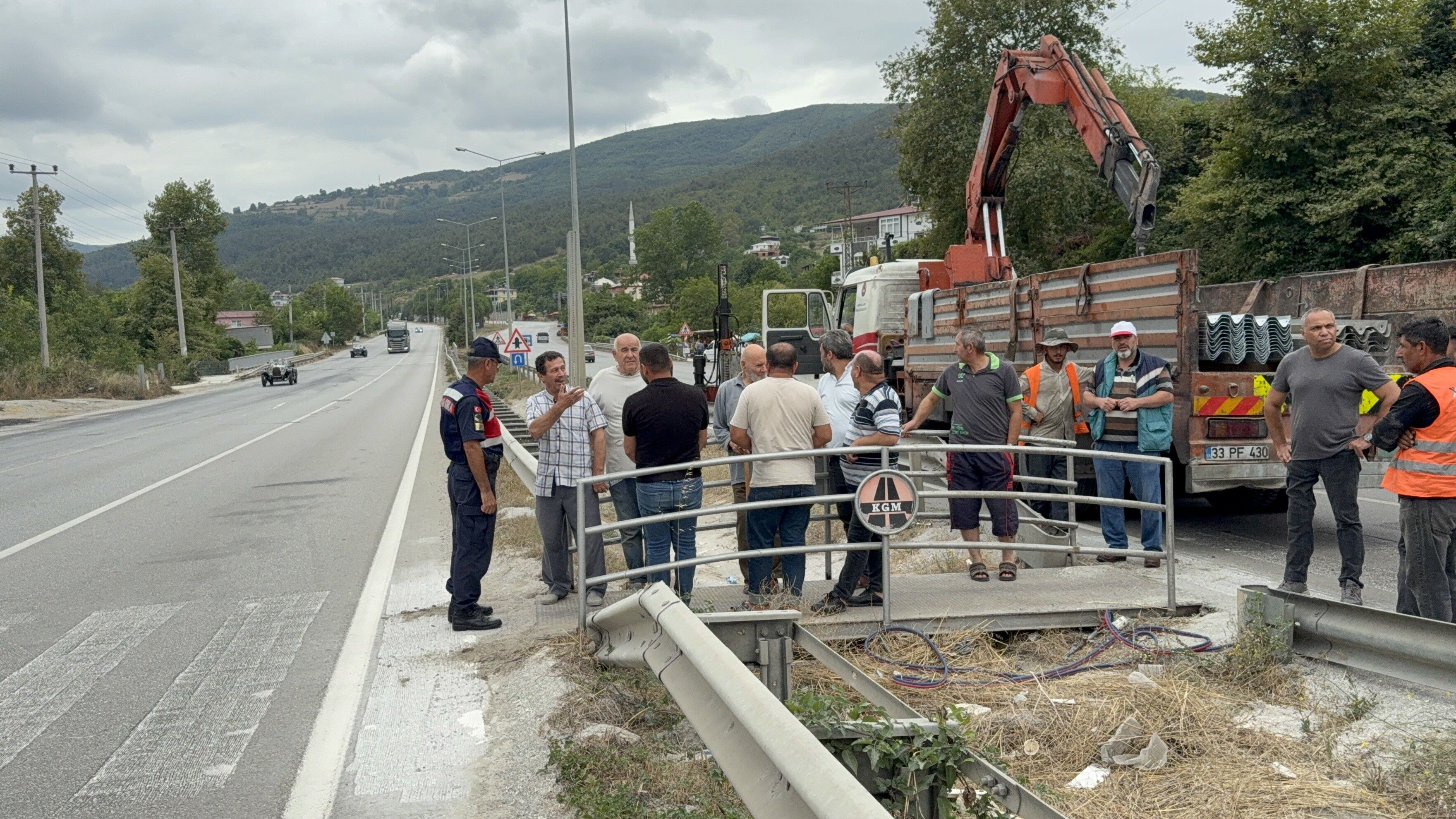 Yaya Geçidi Kaldırılmasın Diye 5 Saat Geçit Üzerinde Beklediler (3)