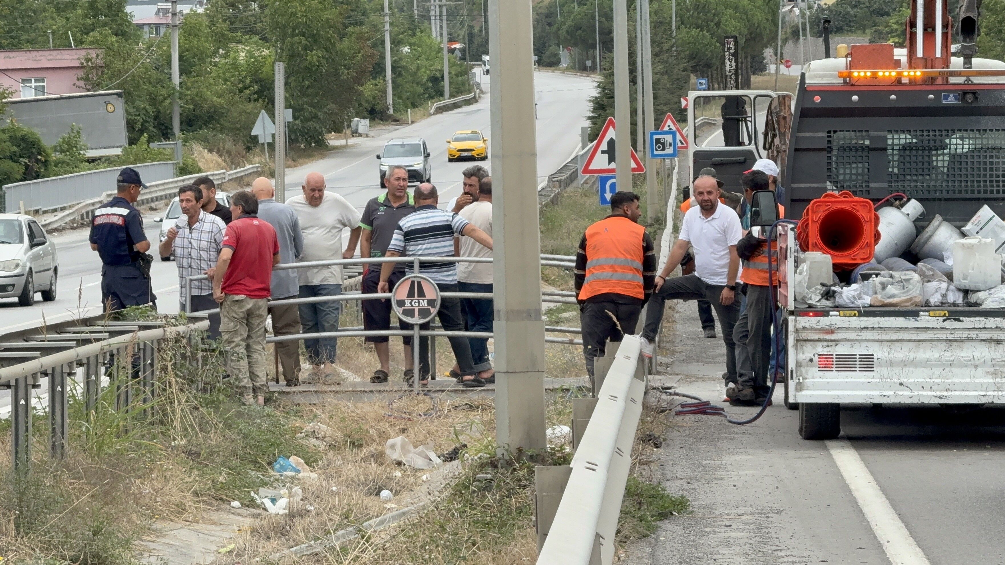 Yaya Geçidi Kaldırılmasın Diye 5 Saat Geçit Üzerinde Beklediler (4)