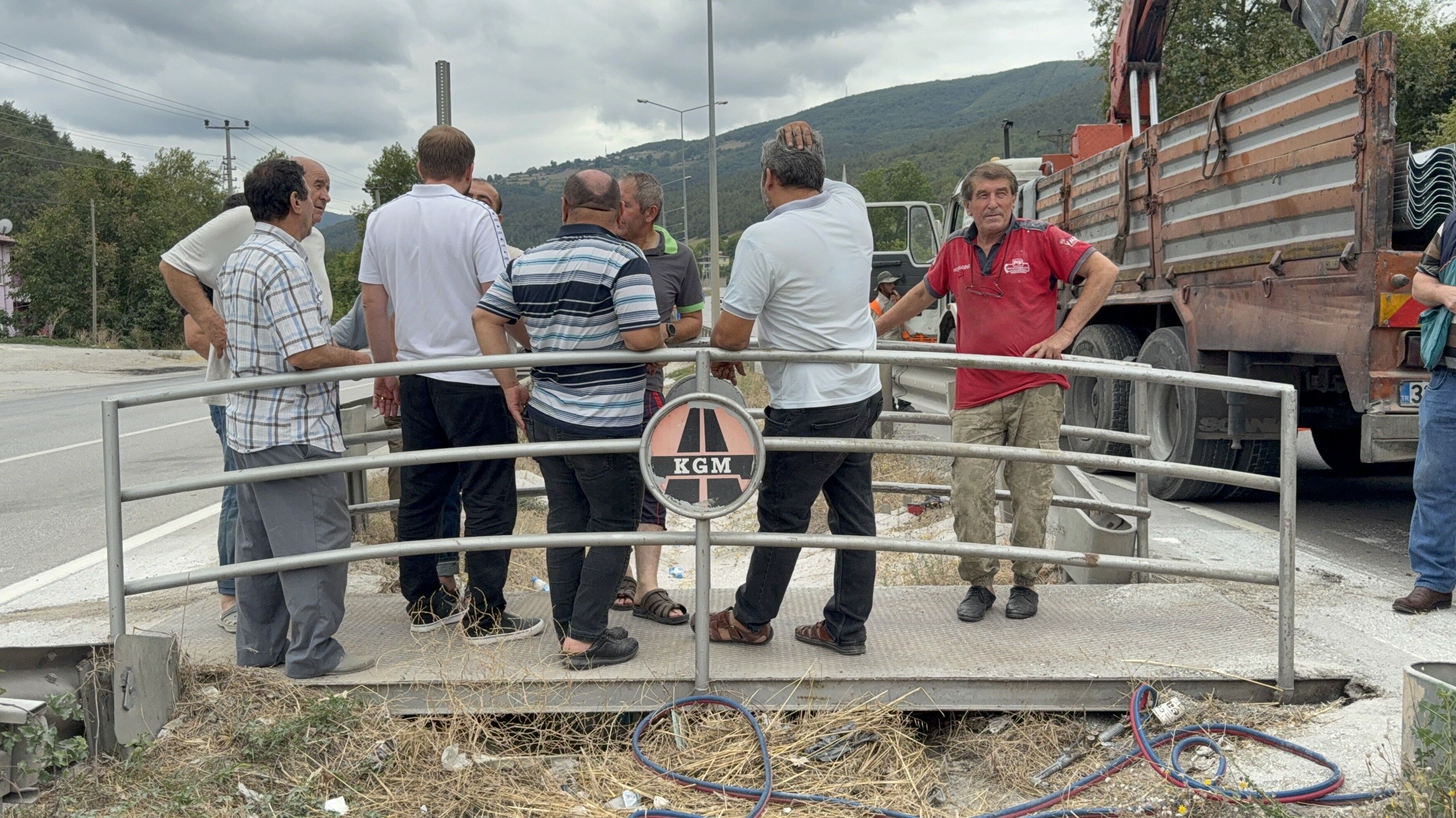 Yaya Geçidi Kaldırılmasın Diye 5 Saat Geçit Üzerinde Beklediler (5)