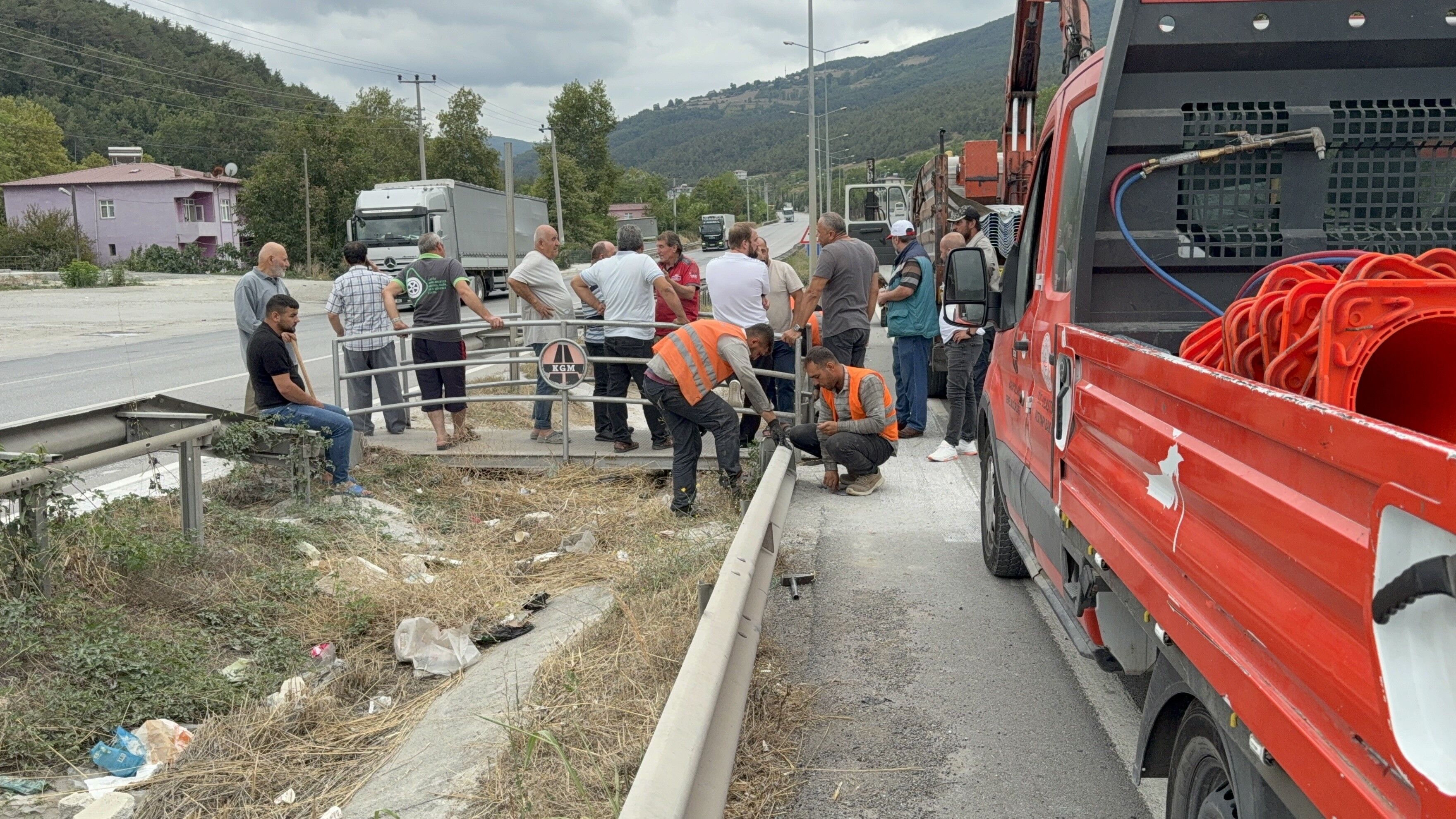 Yaya Geçidi Kaldırılmasın Diye 5 Saat Geçit Üzerinde Beklediler (6)