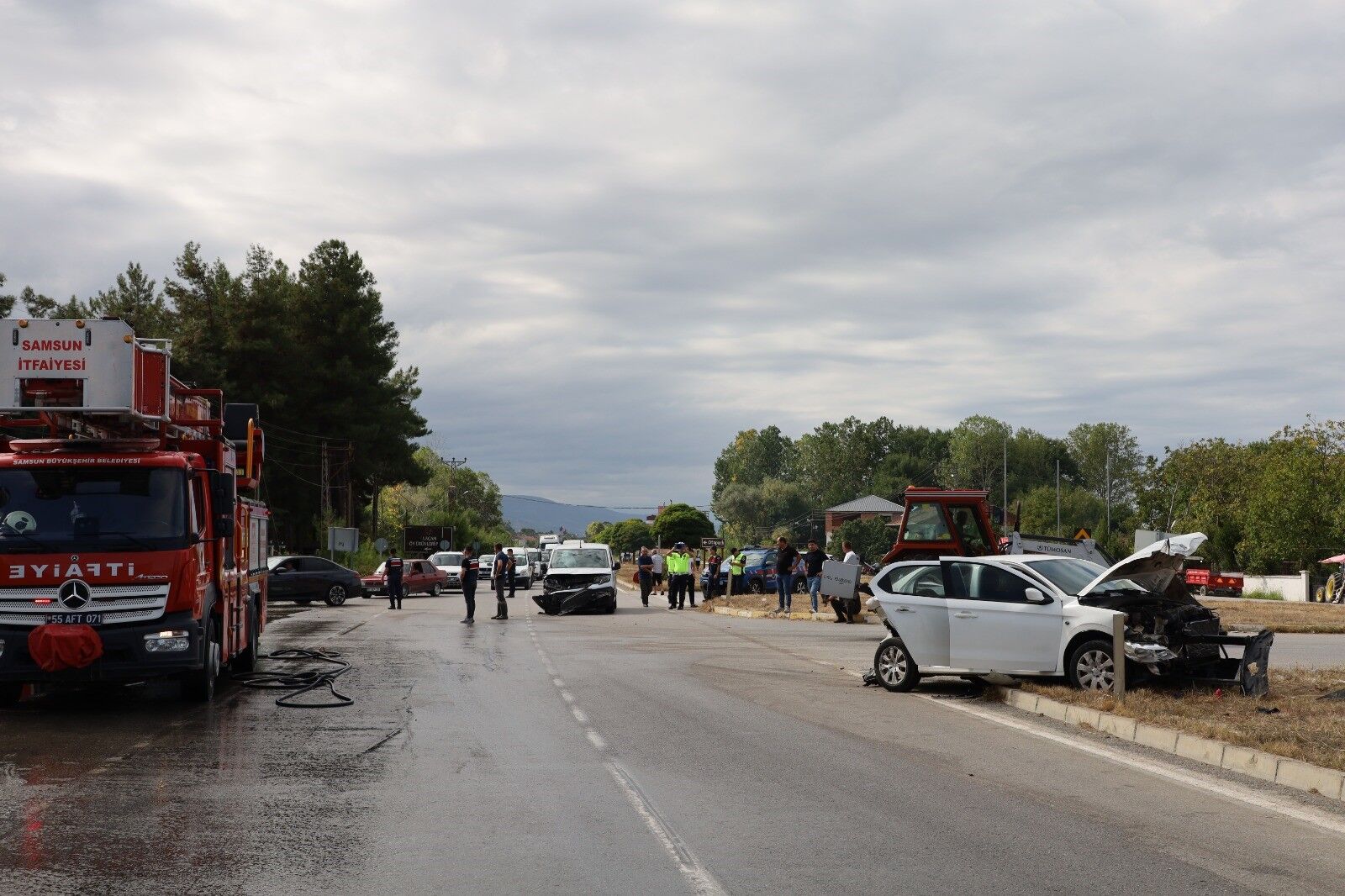 Alaçam'da Zincirleme Trafik Kazası 6 Yaralı (1)