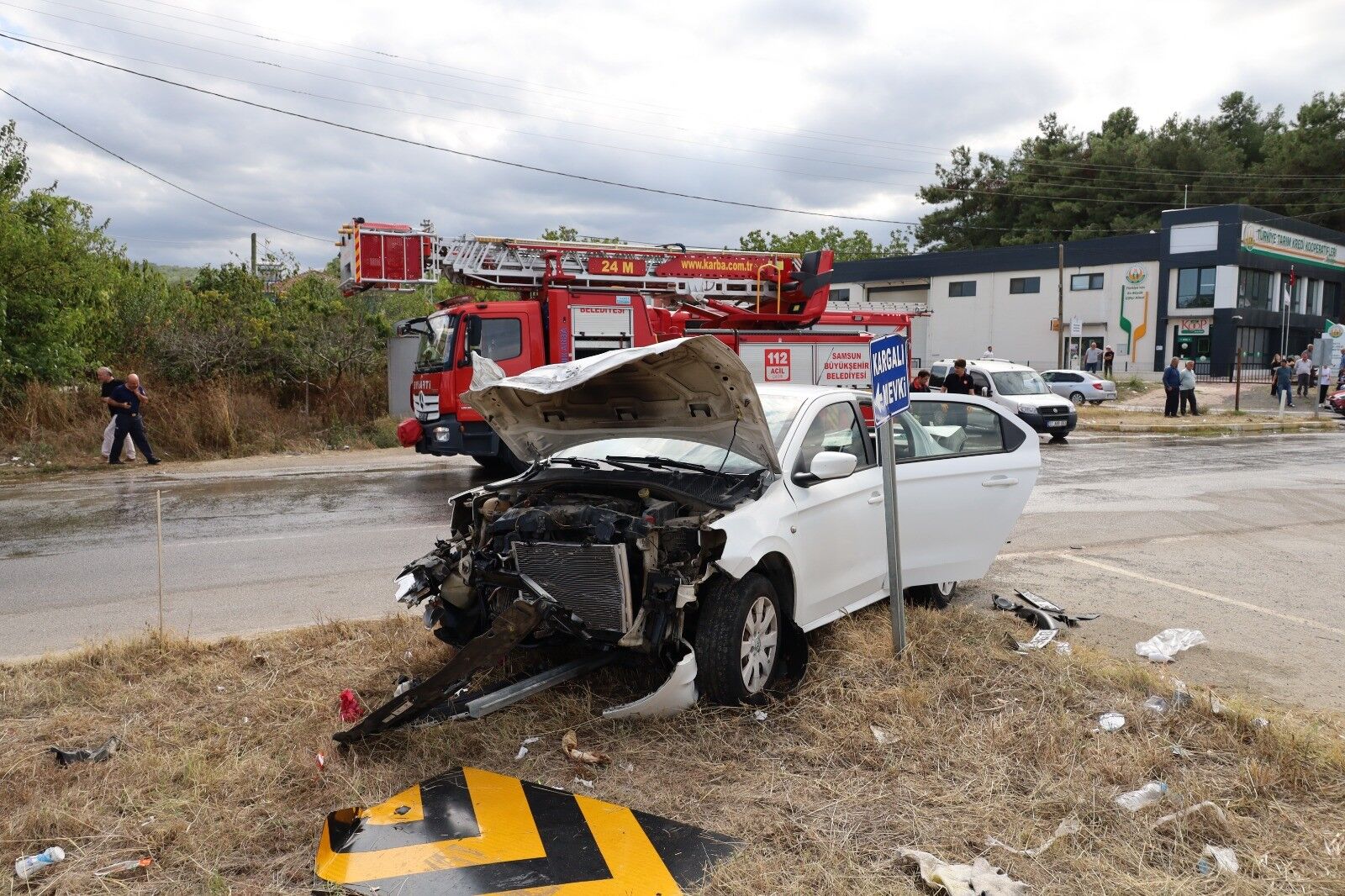 Alaçam'da Zincirleme Trafik Kazası 6 Yaralı (2)