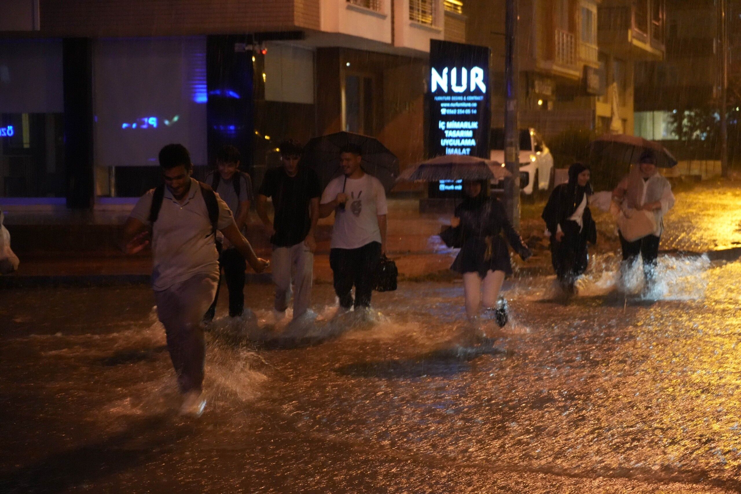 Atakum'da Caddeler Dereye Döndü, Tramvay Seferleri Durdu (2)