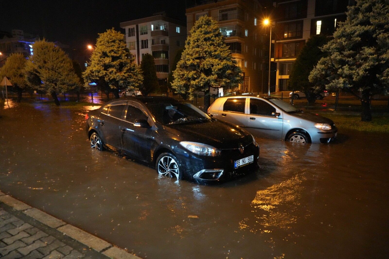 Atakum'da Caddeler Dereye Döndü, Tramvay Seferleri Durdu (5)