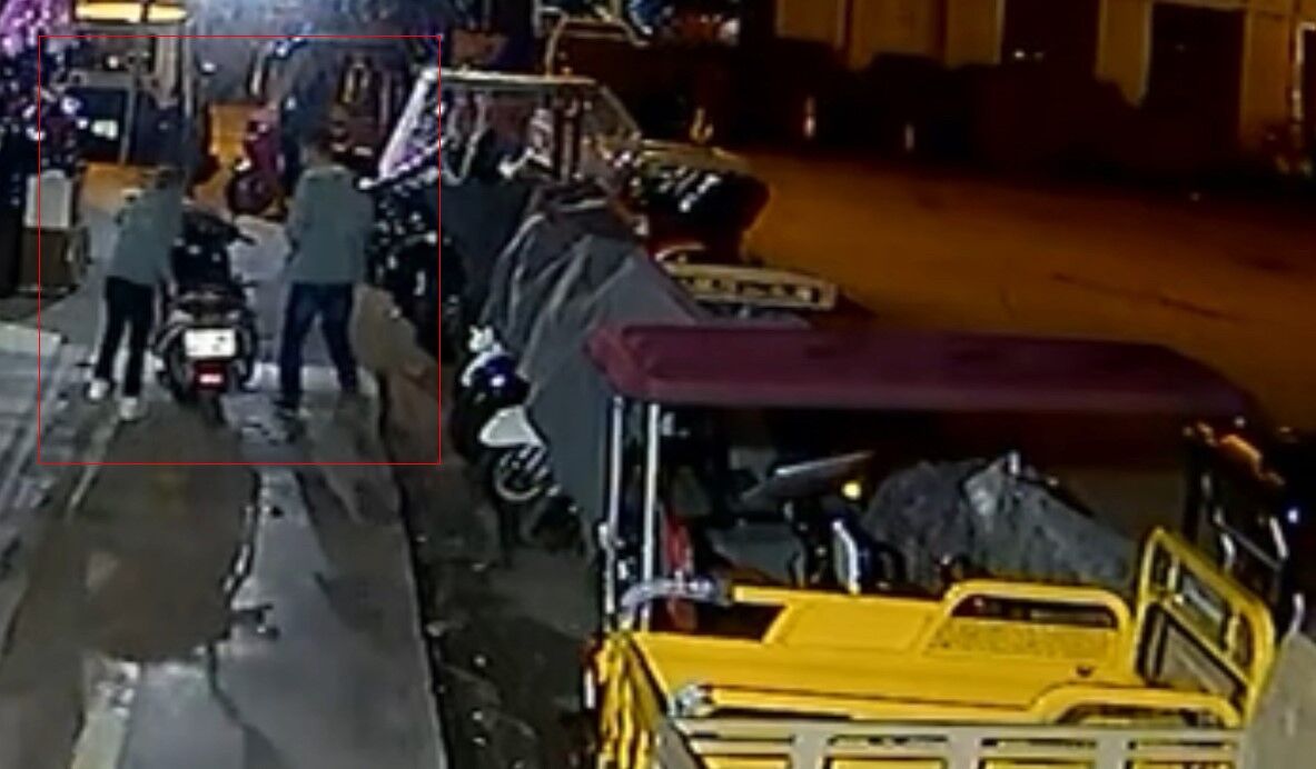 Aynı Yerden Iki Motosiklet Çalan Şahsın Hırsızlık Anı Güvenlik Kamerasında (2)