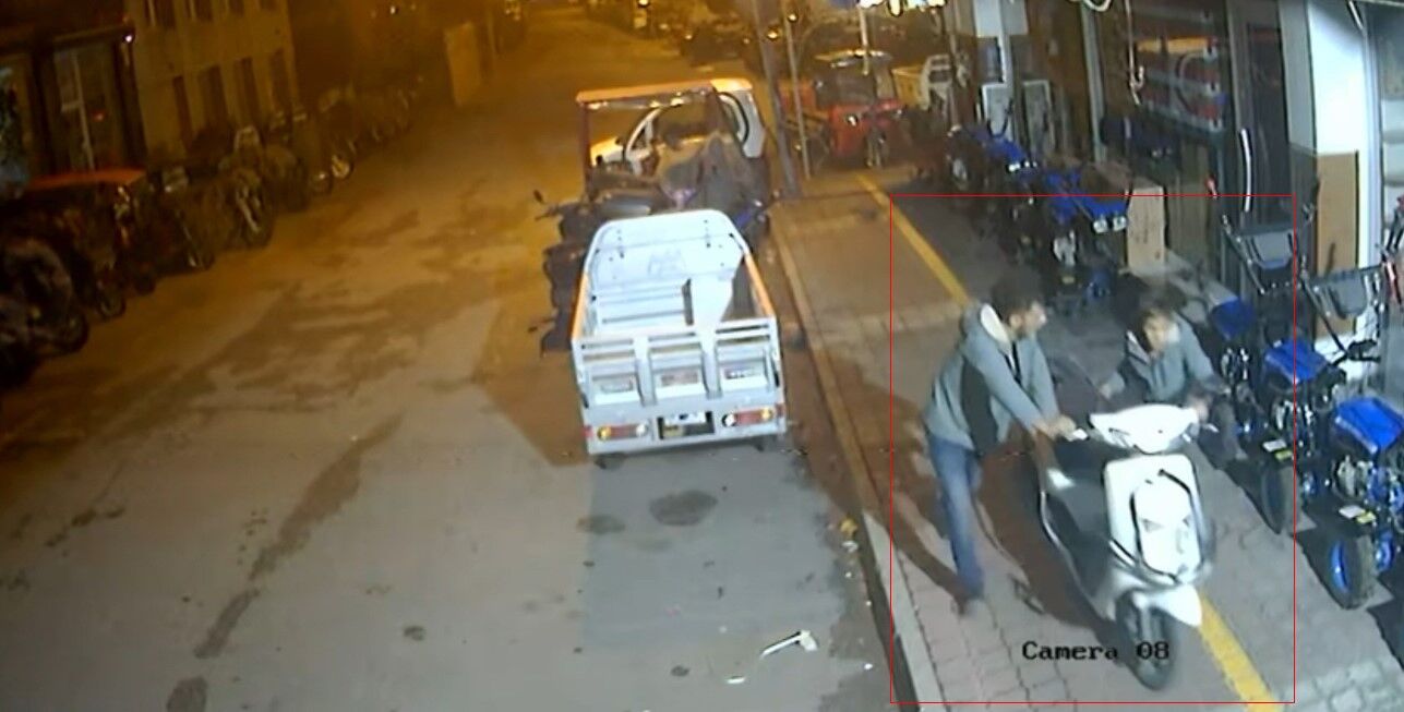 Aynı Yerden Iki Motosiklet Çalan Şahsın Hırsızlık Anı Güvenlik Kamerasında (4)