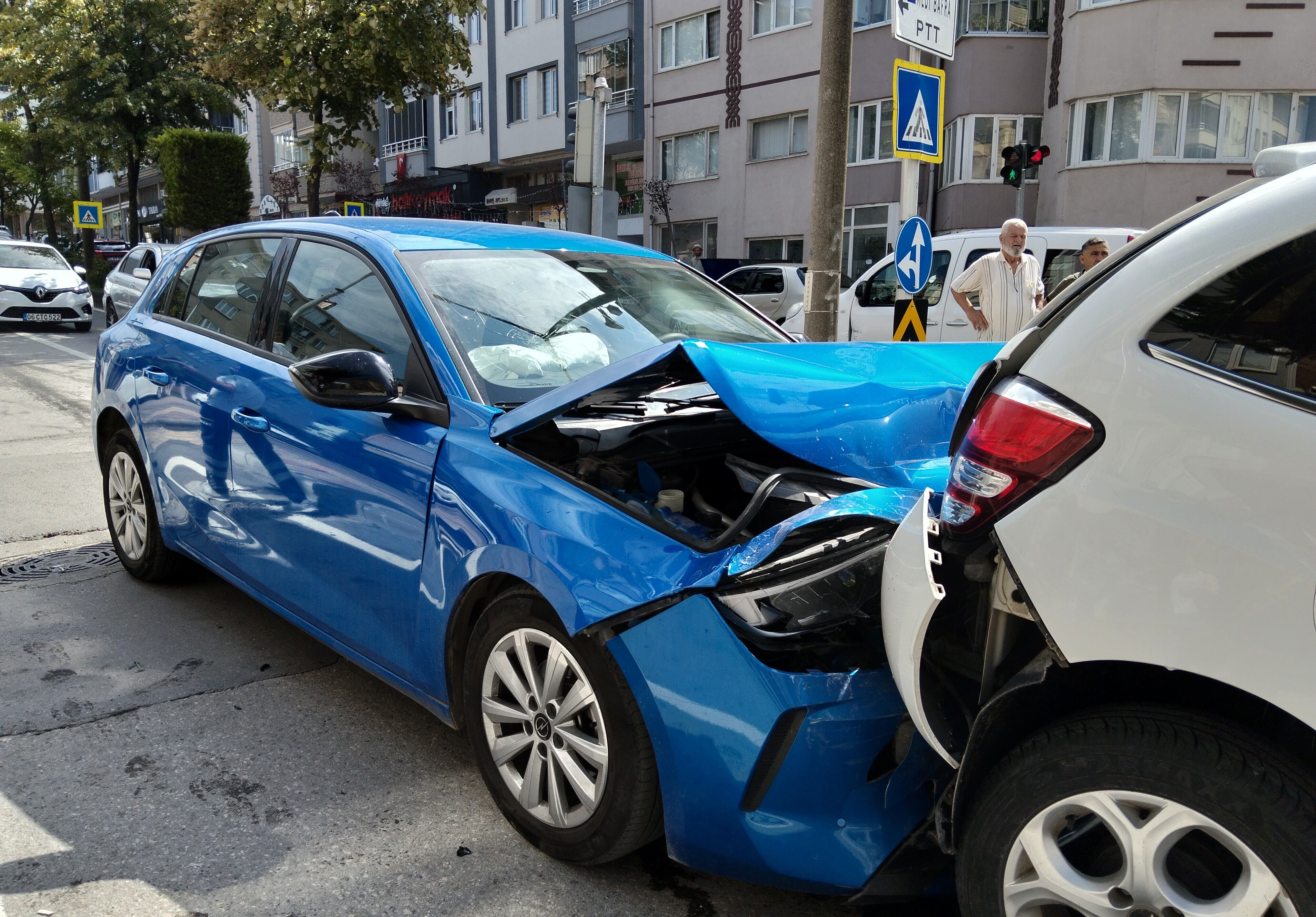 Bafra'da Avukat, Boşanma Aşamasındaki Eşinin Aracına Çarptı (1)
