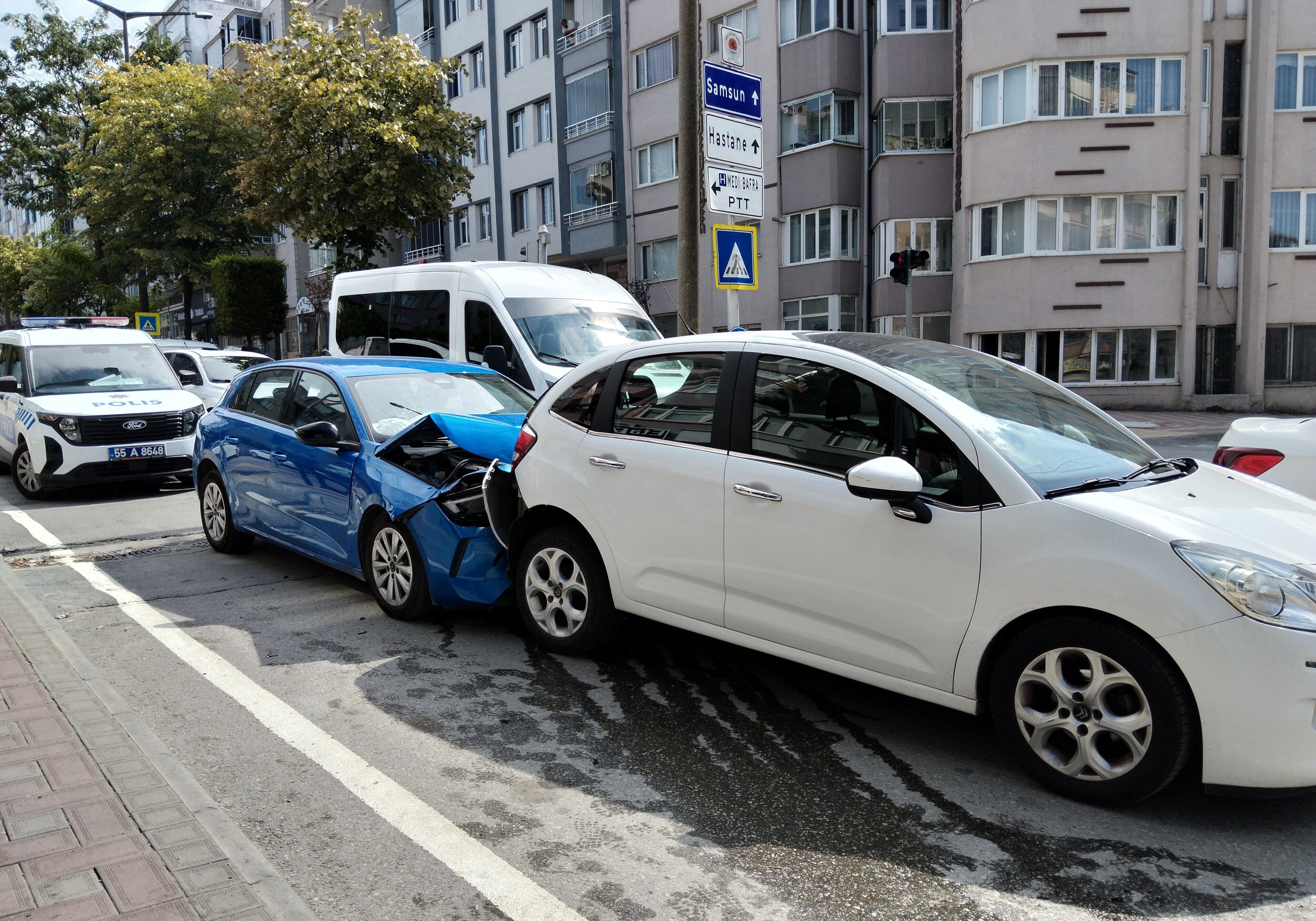 Bafra'da Avukat, Boşanma Aşamasındaki Eşinin Aracına Çarptı (2)