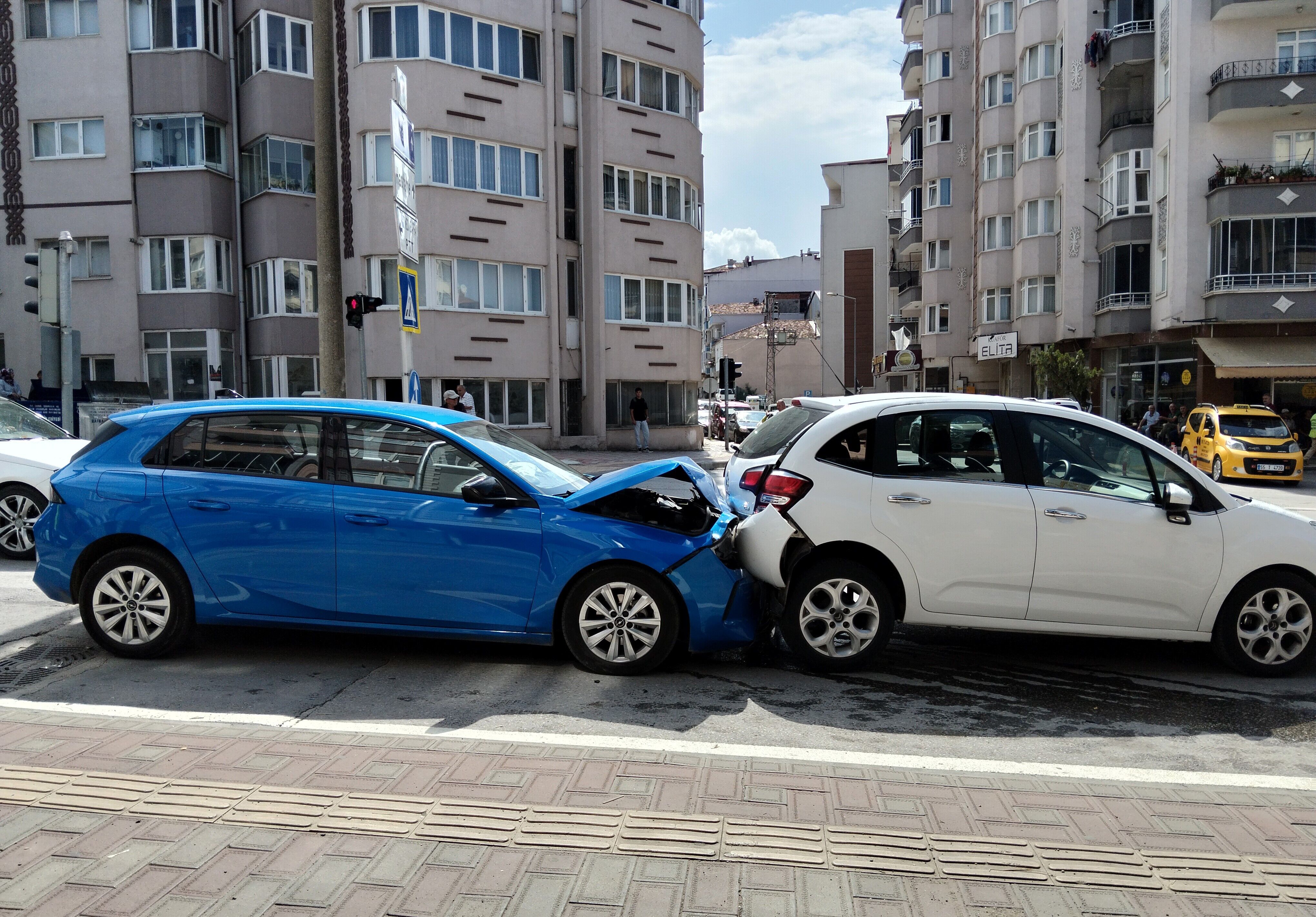 Bafra'da Avukat, Boşanma Aşamasındaki Eşinin Aracına Çarptı (3)