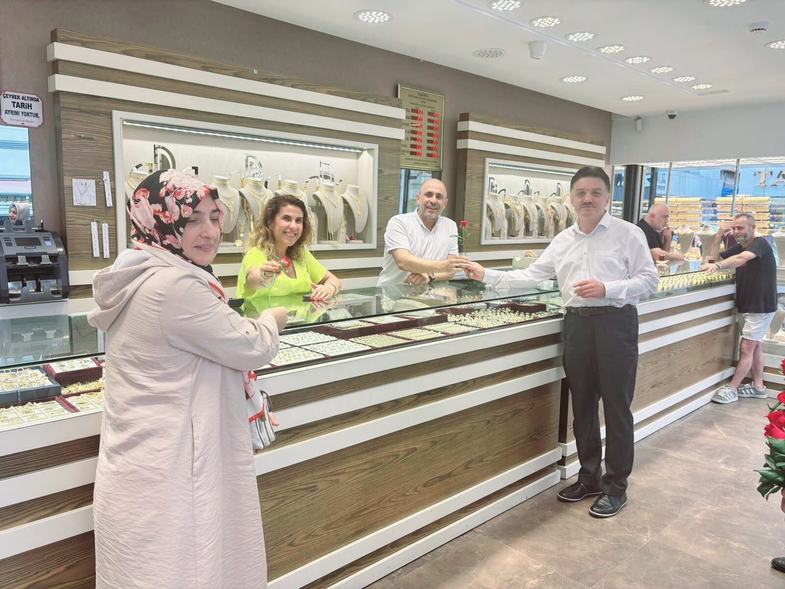 Bafra'da Vatandaşlara Gül Ve Hadis Kartelası Dağıtıldı (2)