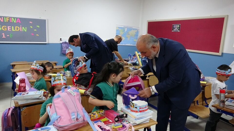 Canik Belediyesi’nden 2 Binin Üzerinde Öğrenciye Çanta Ve Kırtasiye Desteği (1)