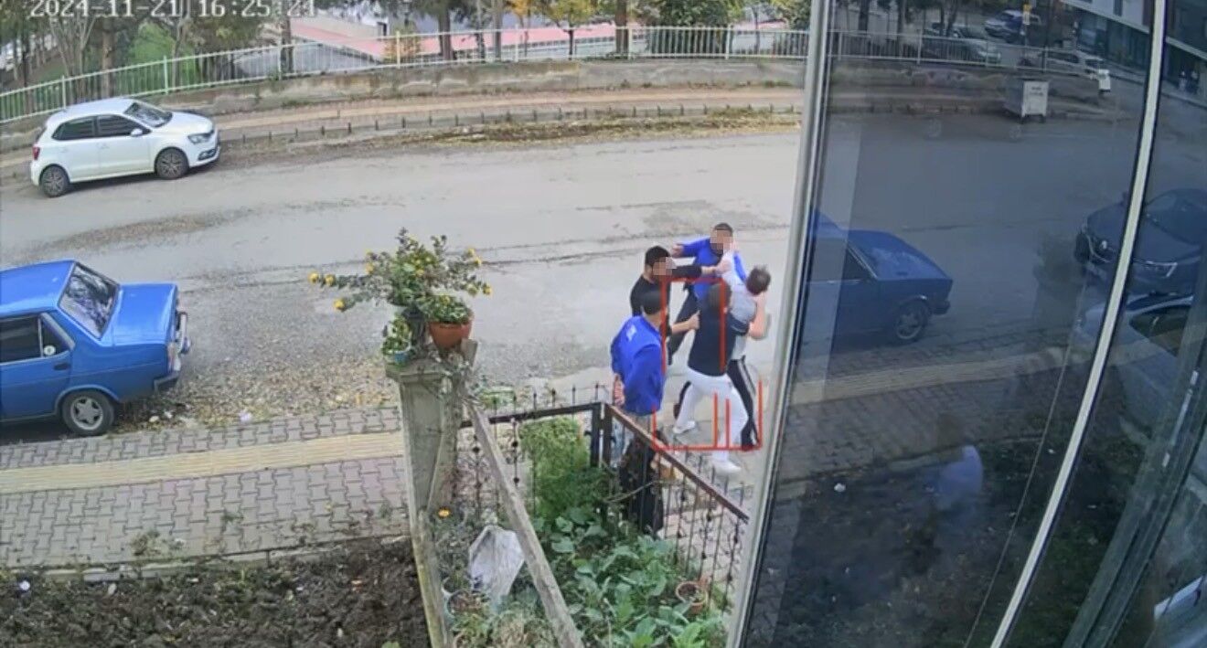 Çiçeklere Çamaşır Suyu Dökme Kavgası Güvenlik Kamerasına Yansıdı