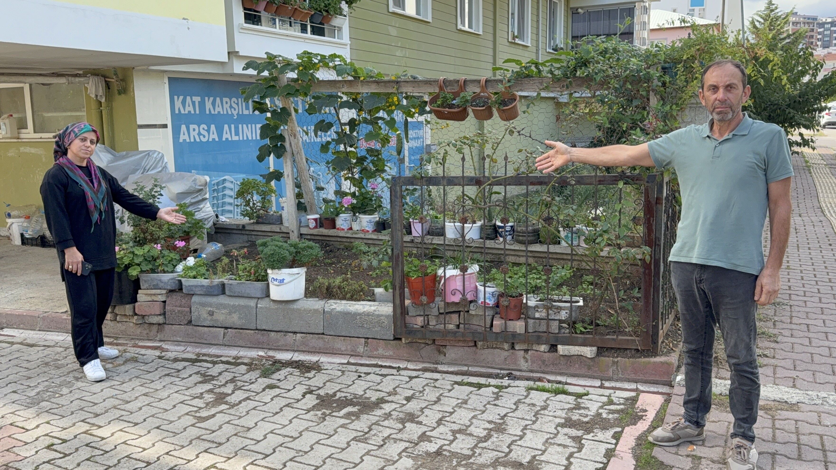 Çiçeklere Çamaşır Suyu Dökme Kavgası Güvenlik Kamerasına Yansıdı1