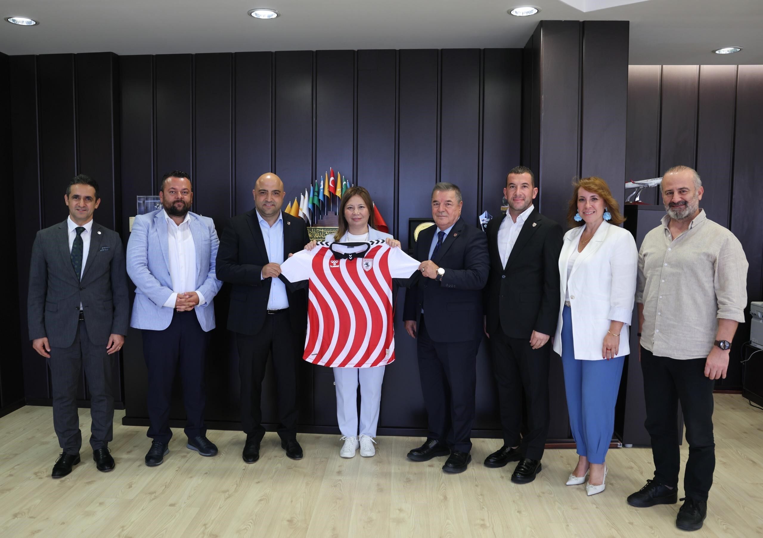 Rektör Aydın, Samsunspor Formasını Çekti1