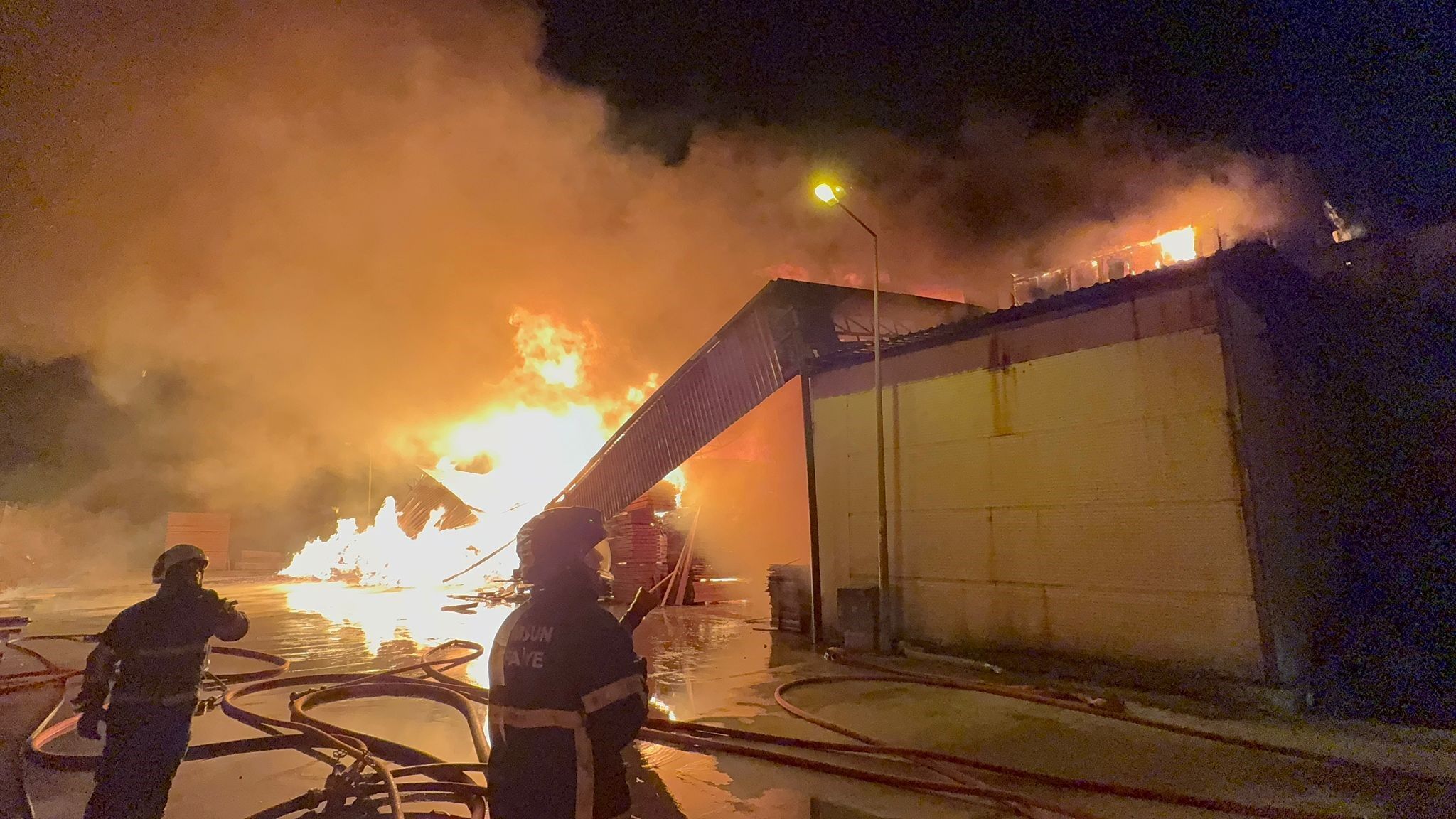 Samsun’da Kereste Fabrikası Alev Alev Yanıyor (4)