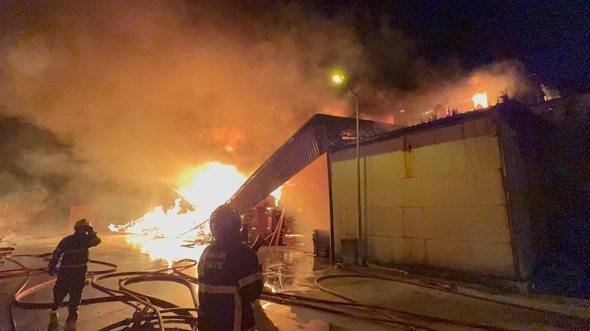 Samsun’da Kereste Fabrikası Alev Alev Yanıyor