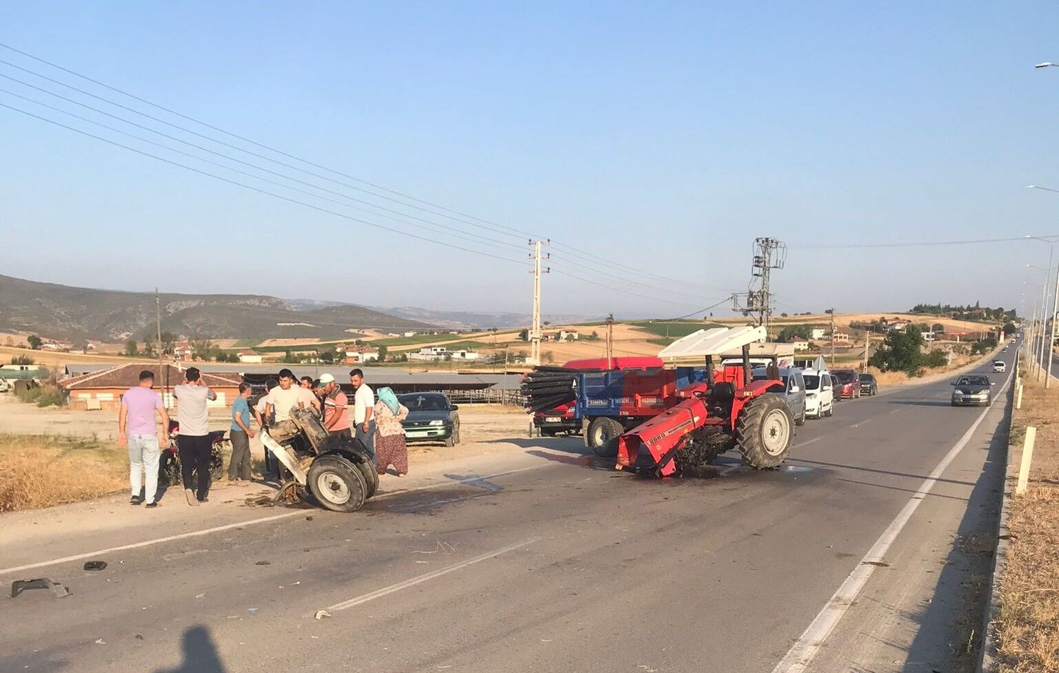 Vezirköprü’de Kamyonet Ile Traktör Çarpıştı 4 Yaralı (2)