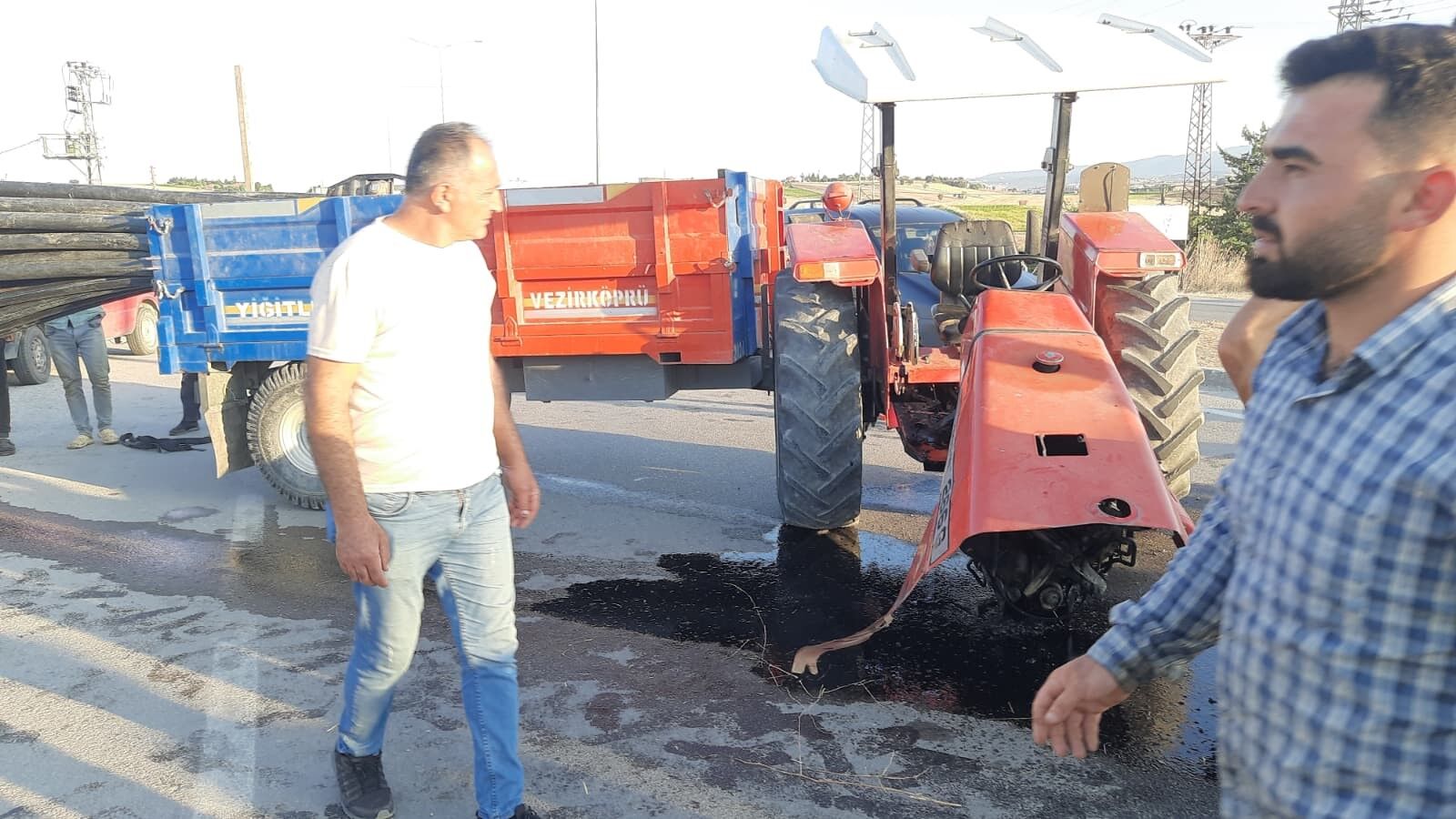 Vezirköprü’de Kamyonet Ile Traktör Çarpıştı 4 Yaralı (3)