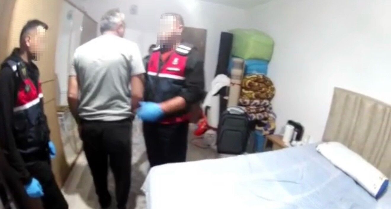 3 Yıldır Aranan Şahıs Evinde Saklandığı Bazanın Yanında Yakalandı (1)
